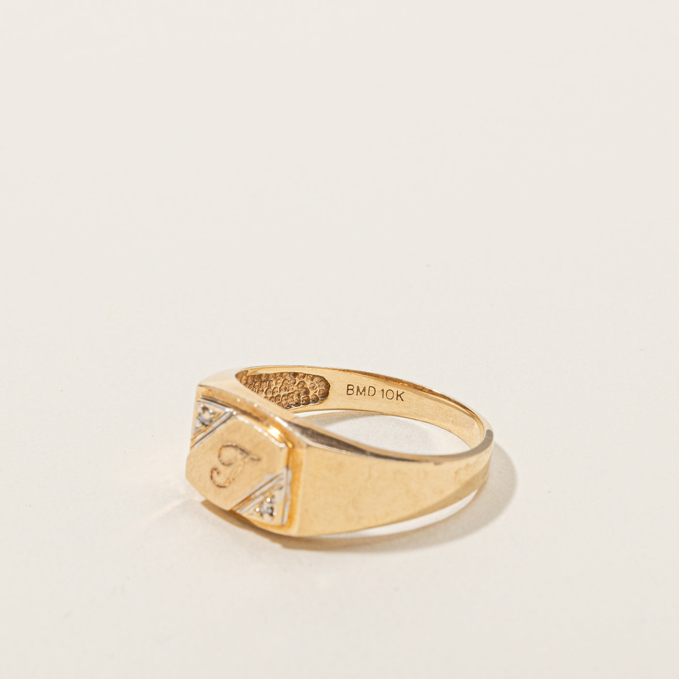 Bague chevalière en diamant en forme de « T » | 0,02 ct | Taille 9,5 | 