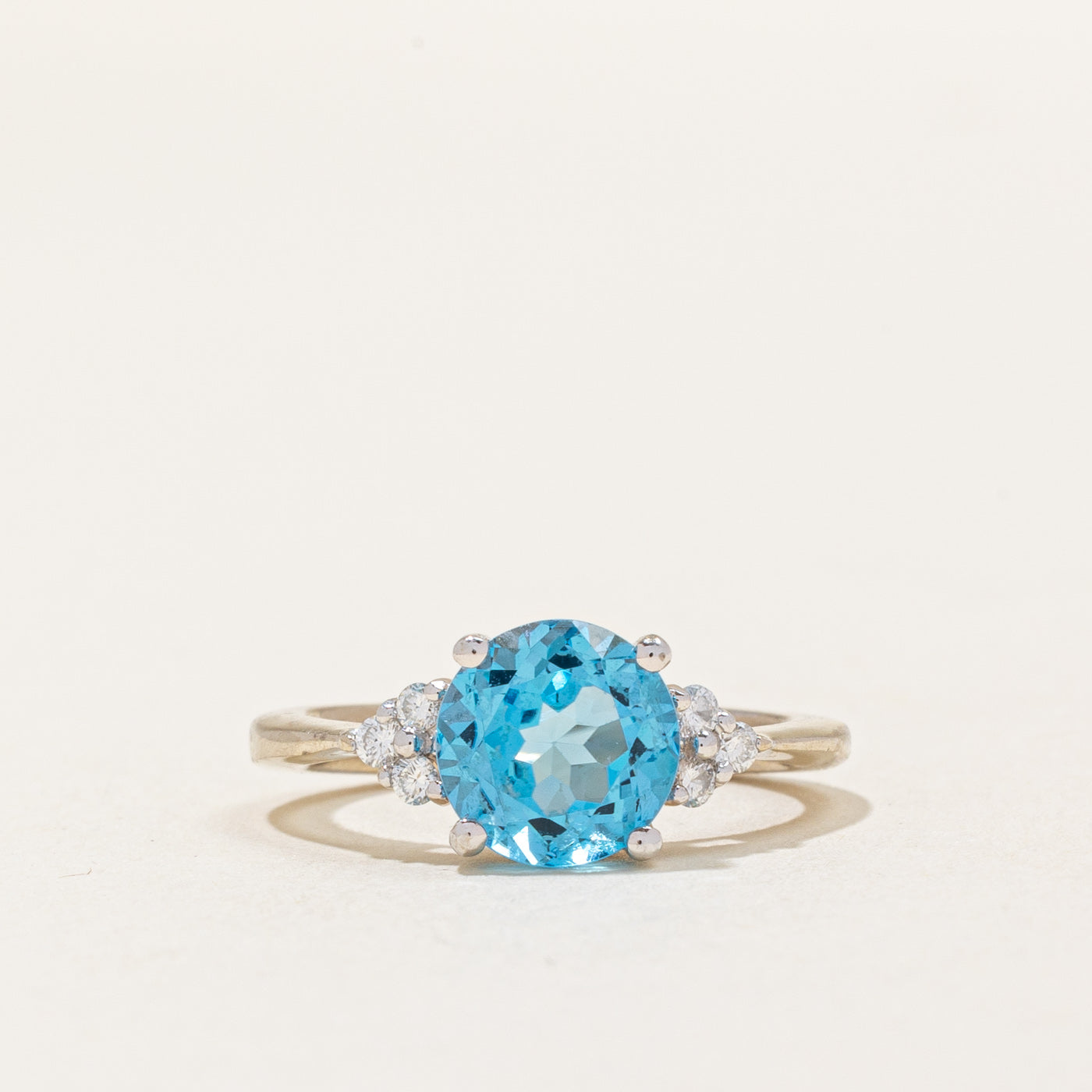Bague cocktail en topaze bleue et diamants | 2,00 ct, 0,12 ct au total | Taille 5 | 