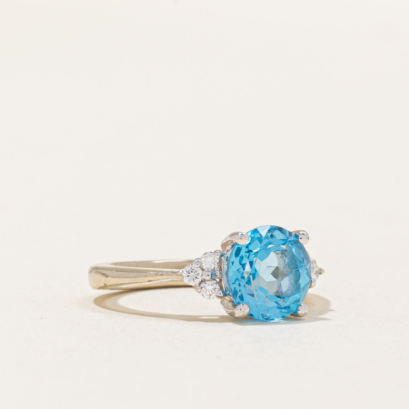 Bague cocktail en topaze bleue et diamants | 2,00 ct, 0,12 ct au total | Taille 5 | 