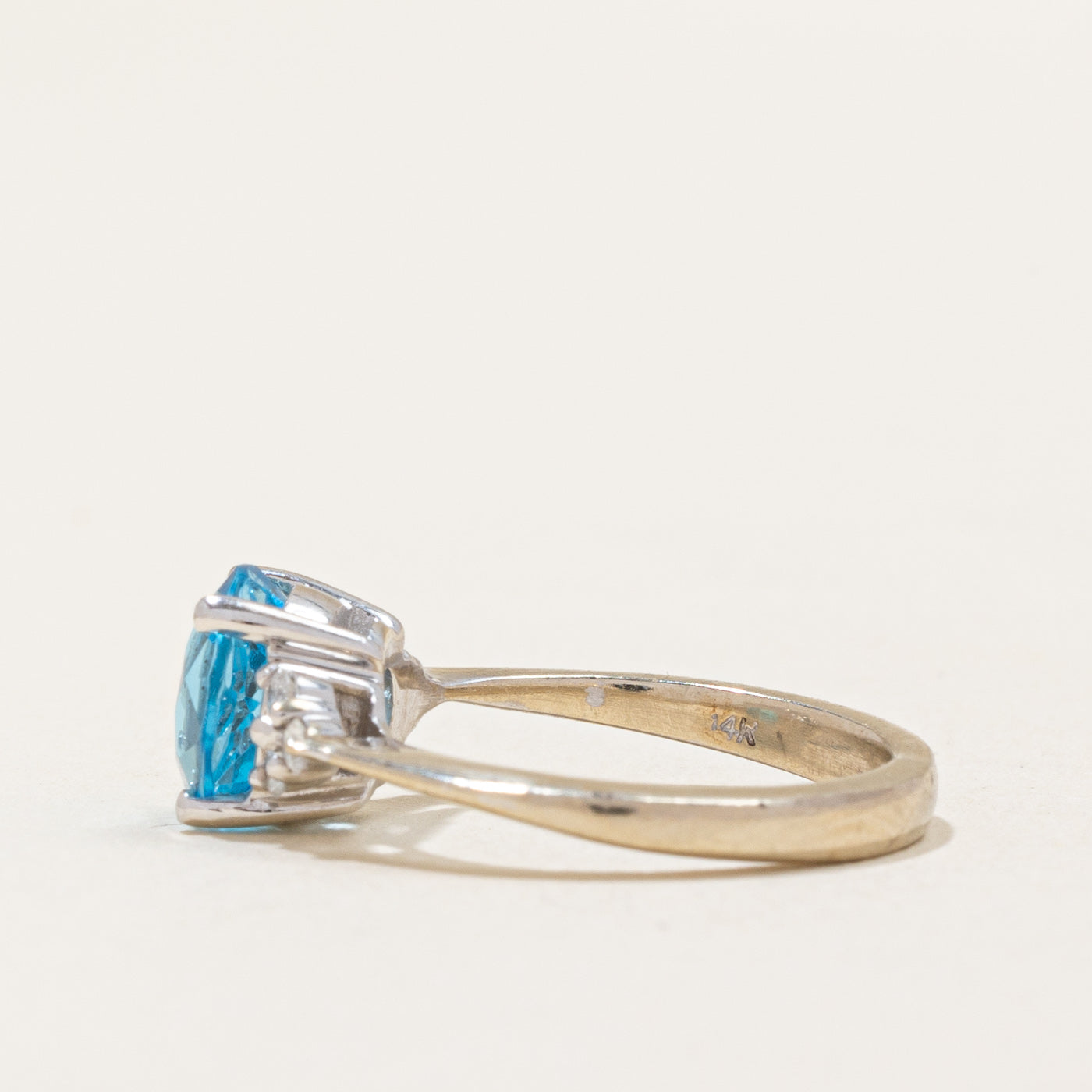 Bague cocktail en topaze bleue et diamants | 2,00 ct, 0,12 ct au total | Taille 5 | 