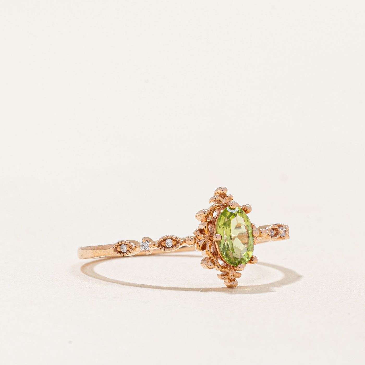 Bague péridot et diamants | 0,40 ct, 0,02 ct au total | Taille 9 |