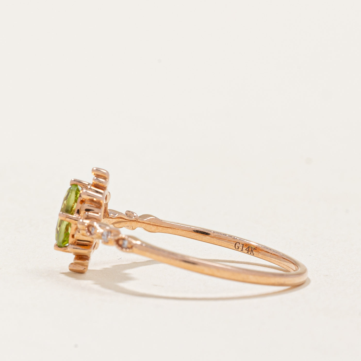 Bague péridot et diamants | 0,40 ct, 0,02 ct au total | Taille 9 |