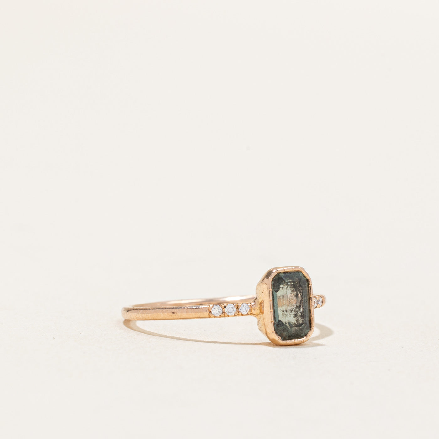 Bague saphir et diamants | 0,30 ct, 0,01 ct au total | Taille 5,75 | 