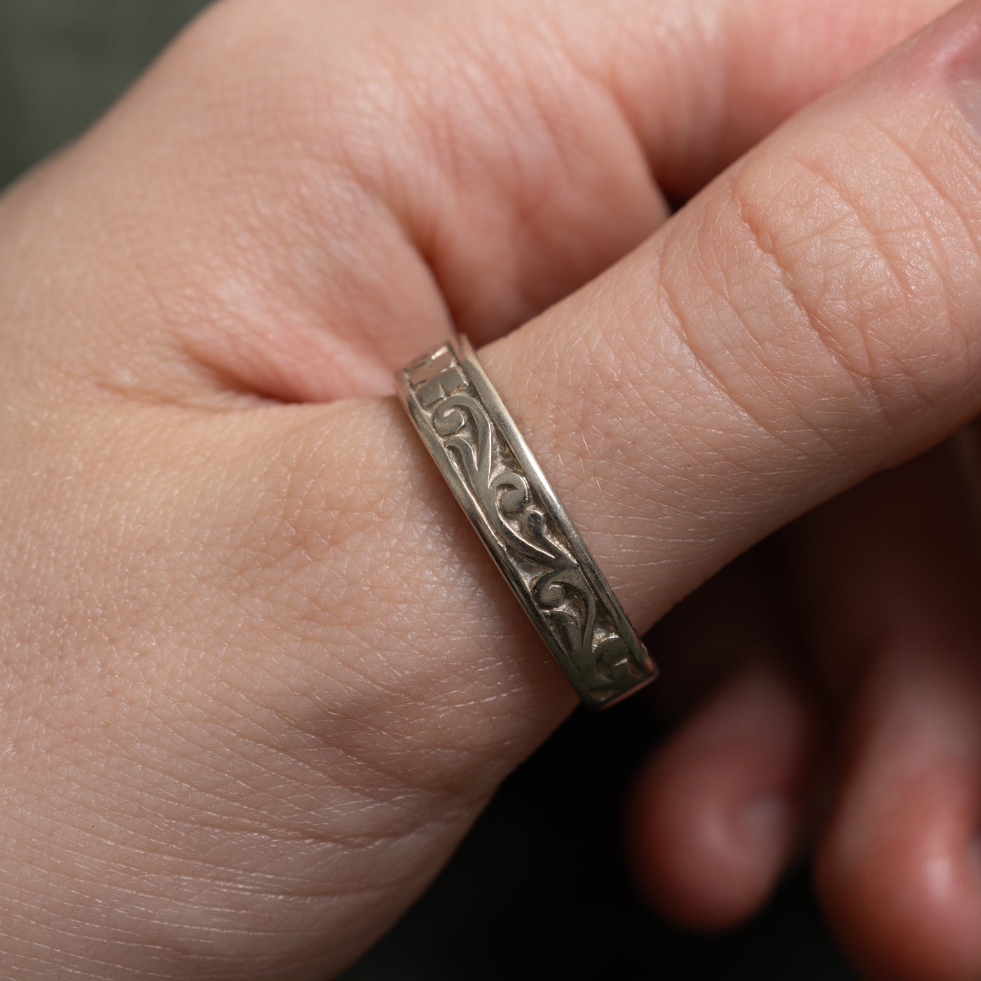 10k White Gold Scrollwork Band | 5.3mm | SZ 11.5