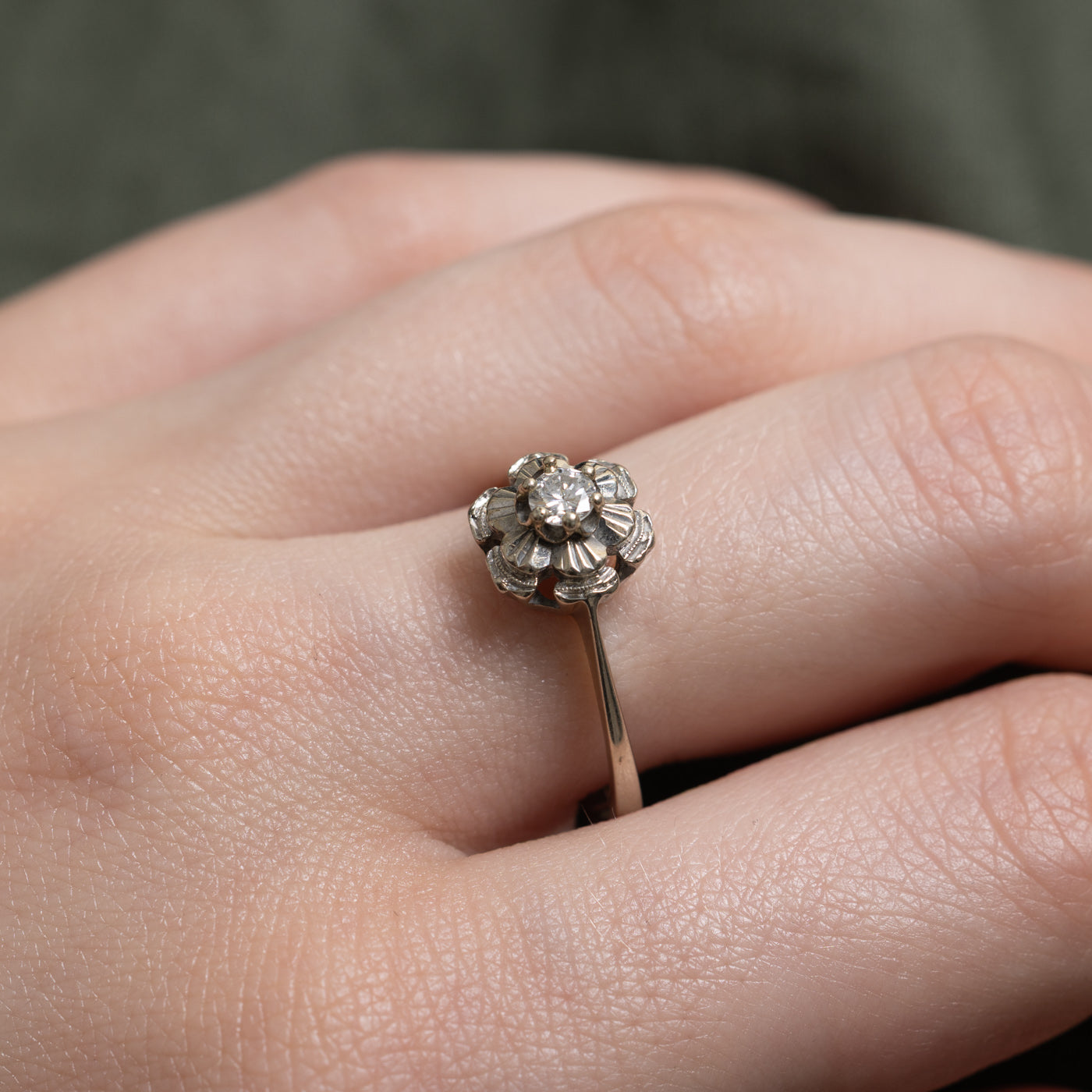 18k Solitaire Diamond Flower Ring | 0.17ct | SZ 8.25