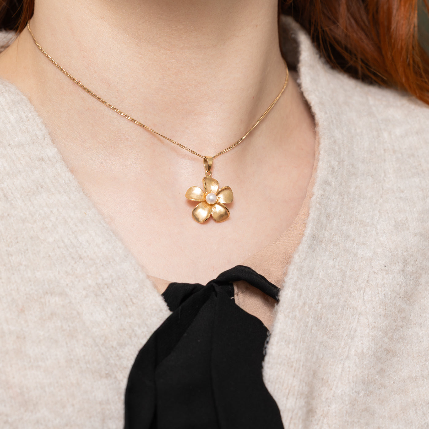 14k Pearl Textured Flower Pendant | 4.70mm