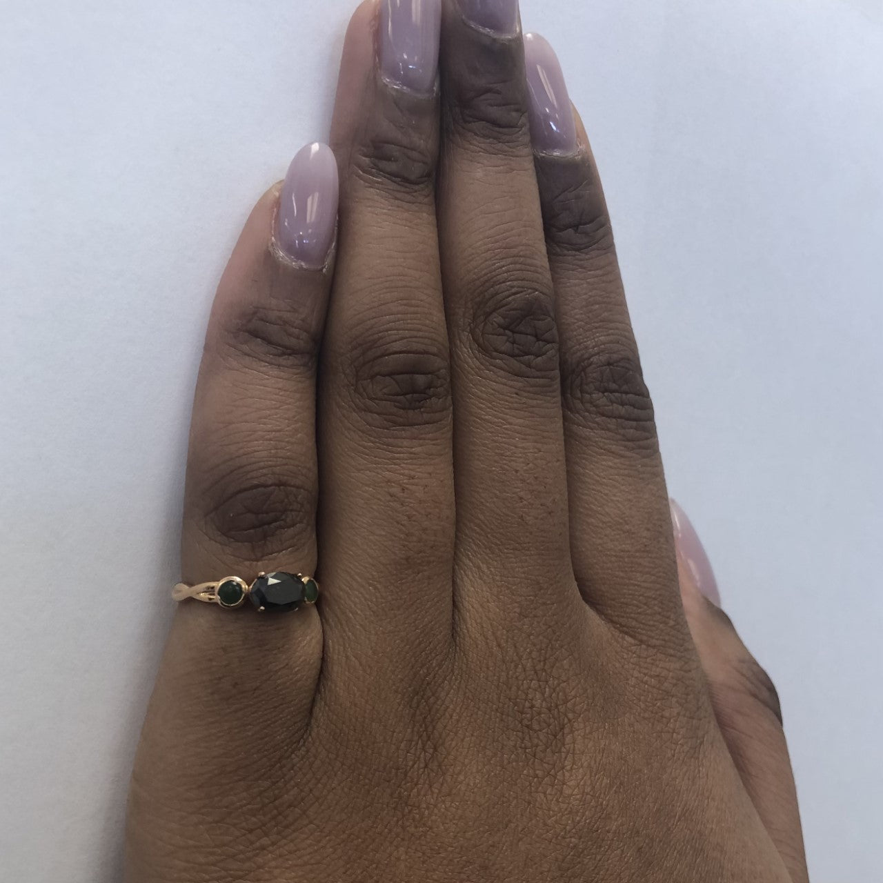 Bague sertie clos de diamants noirs et de néphrite | 0,75 ct, 0,14 ct au total | Taille 5 | 