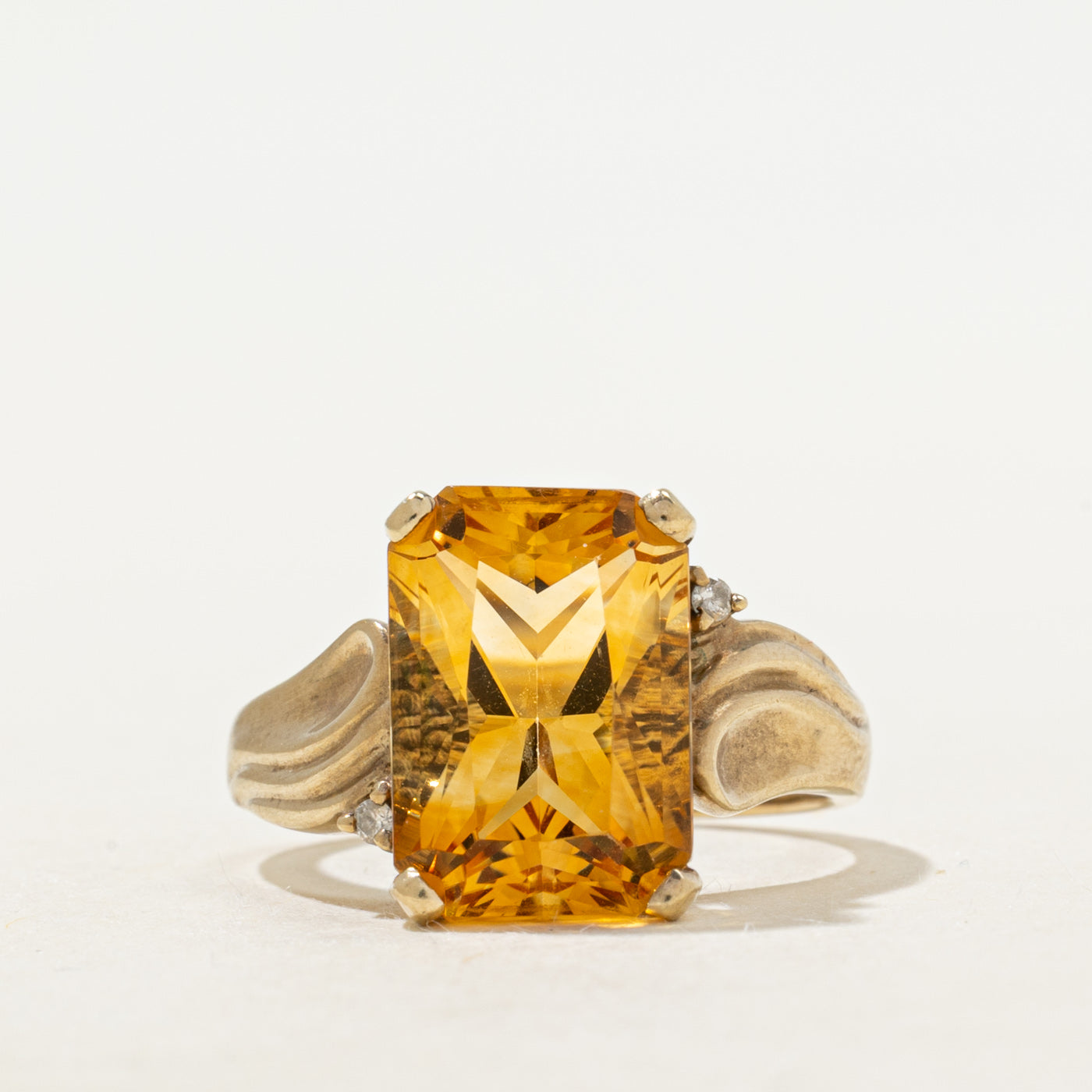 Bague cocktail rainurée en citrine taille radiant et diamants | 5,60 ct, 0,01 ct | Taille 7