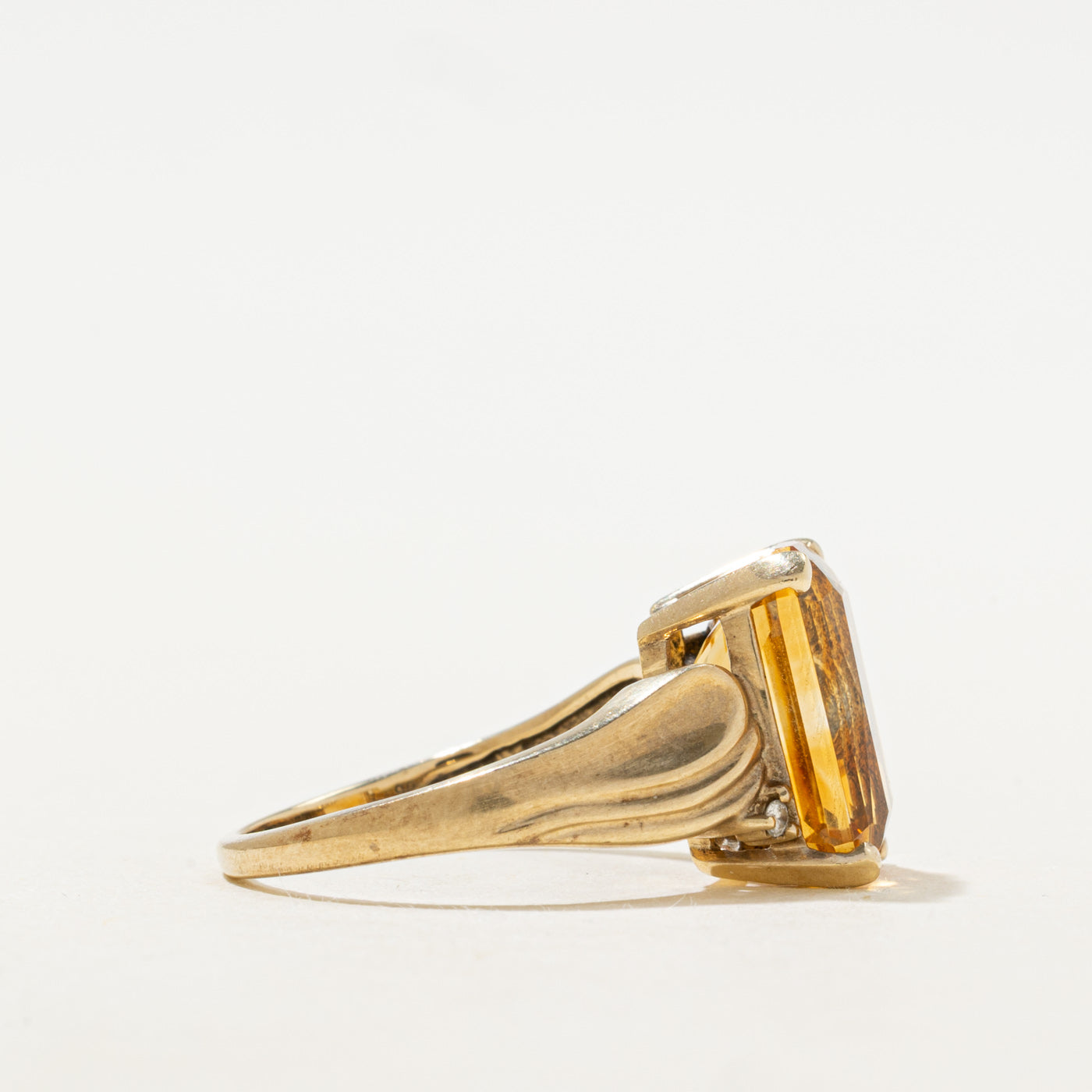 Bague cocktail rainurée en citrine taille radiant et diamants | 5,60 ct, 0,01 ct | Taille 7