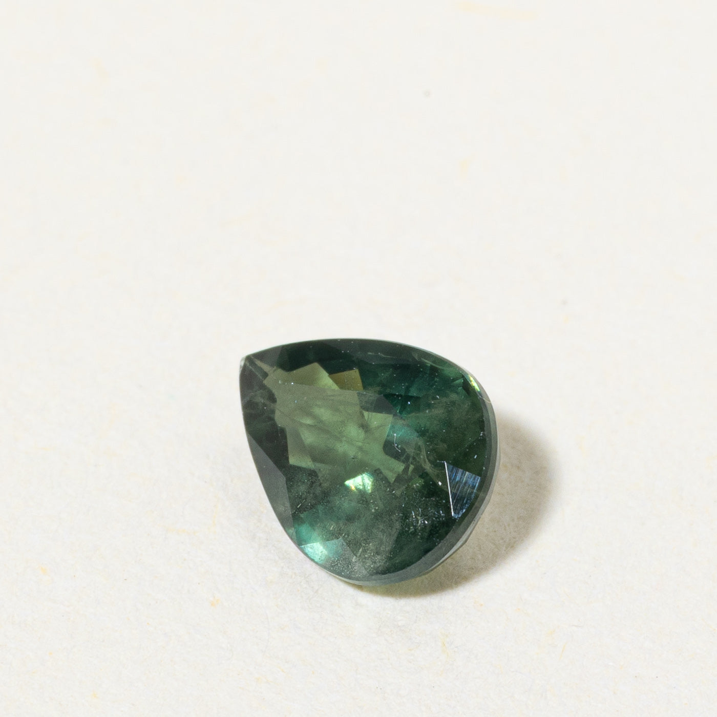 Saphir vert taillé en poire | 1,04 ct