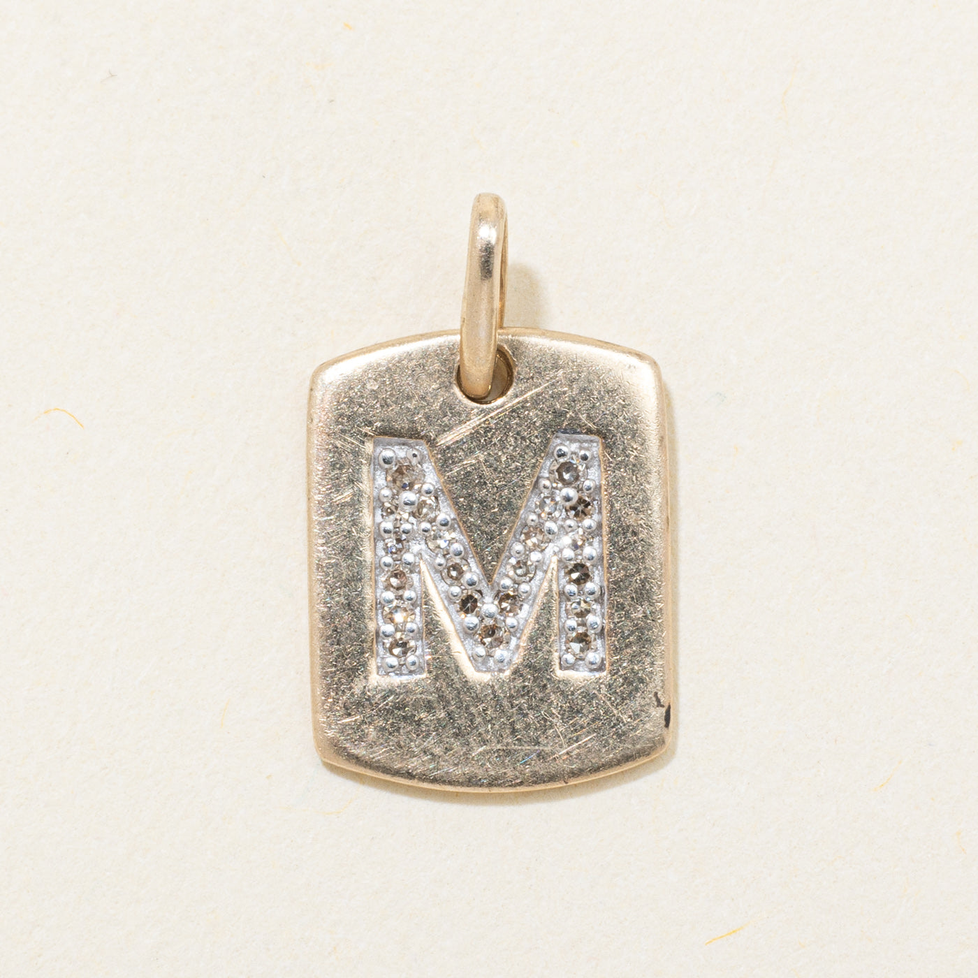 Breloque initiale « M » en diamant 10 carats