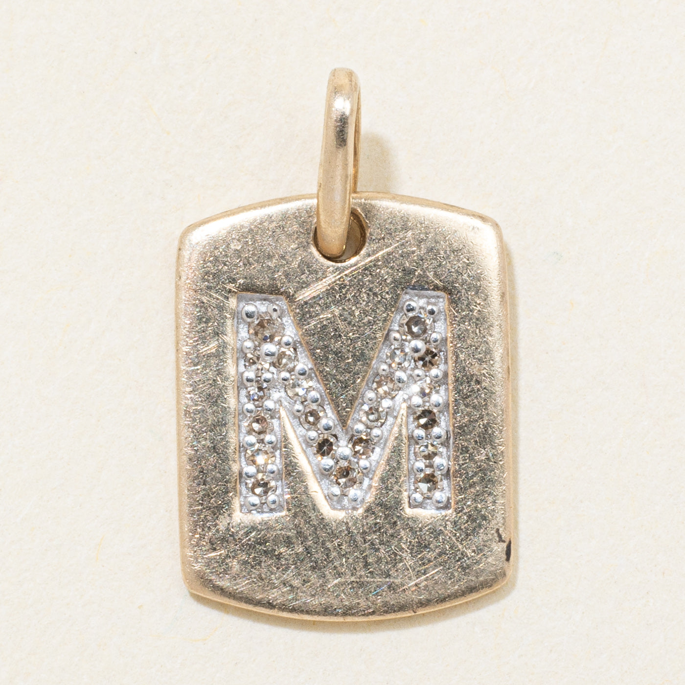 Breloque initiale « M » en diamant 10 carats