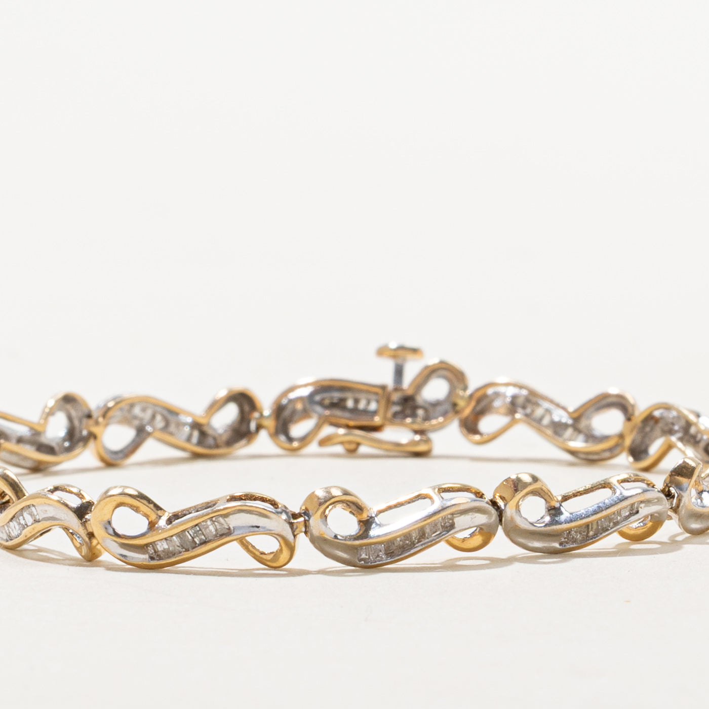 Bracelet tennis bicolore en or et diamants tourbillonnants | 1,05 ct au total | 19 cm