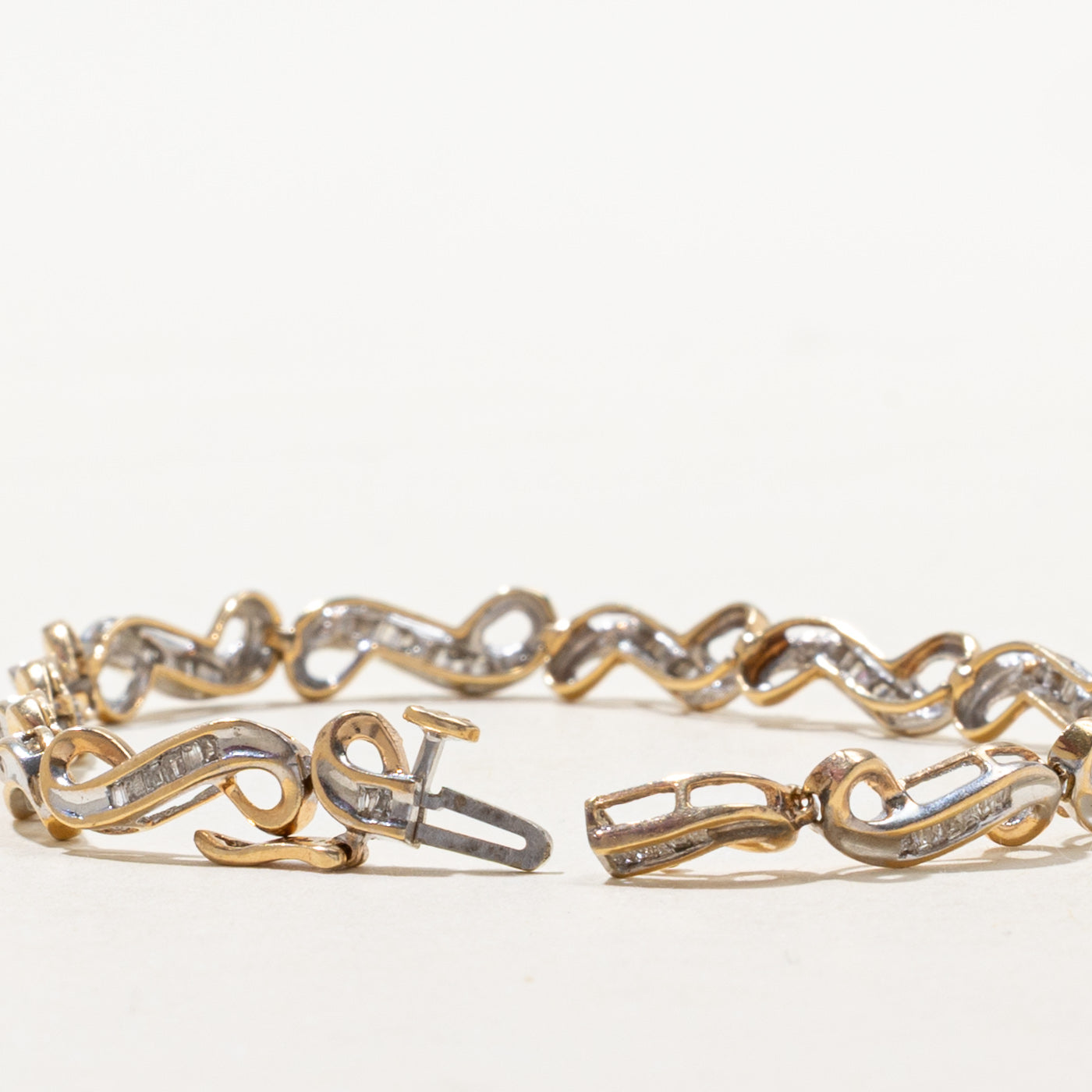 Bracelet tennis bicolore en or et diamants tourbillonnants | 1,05 ct au total | 19 cm