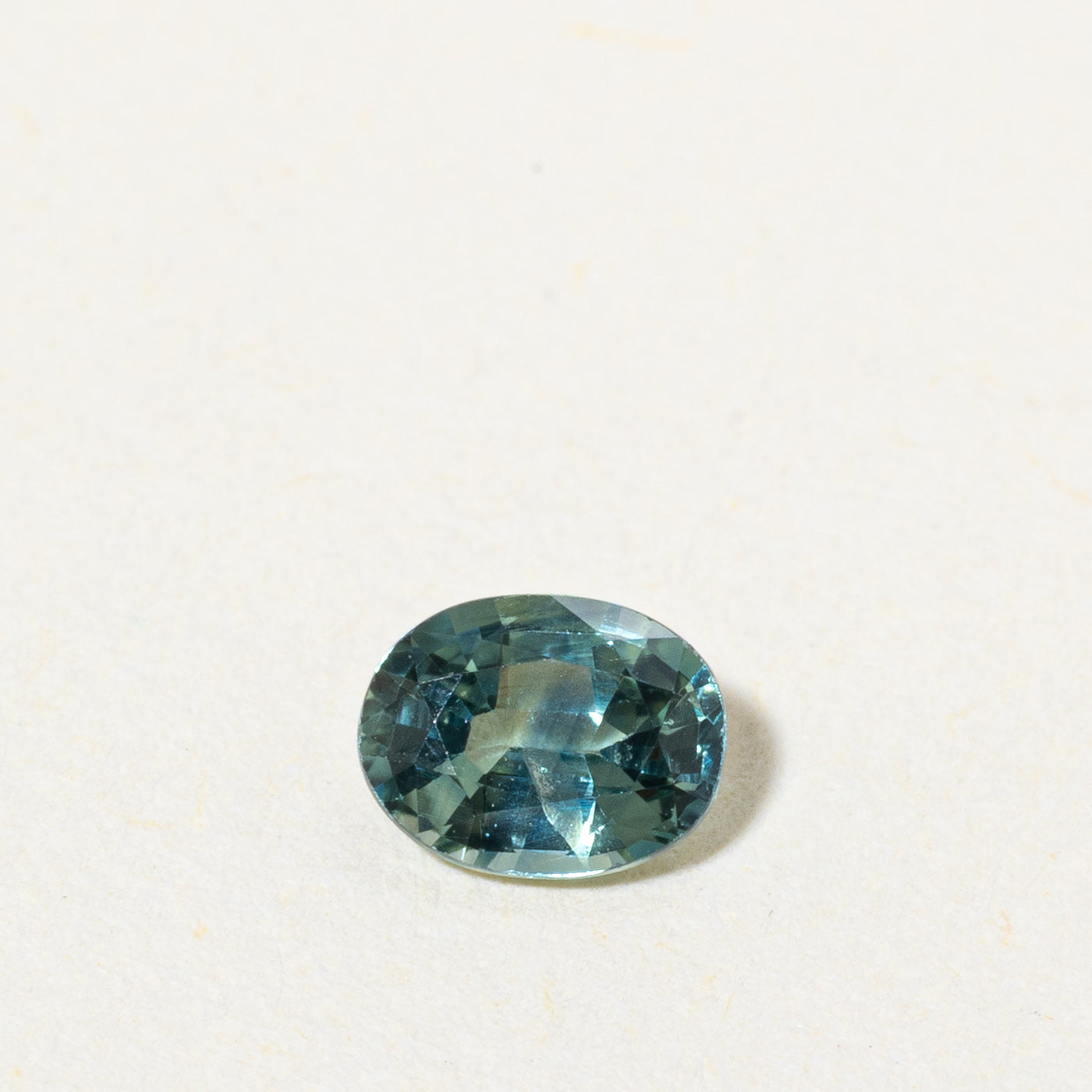 Saphir vert ovale non serti | 0,51 ct
