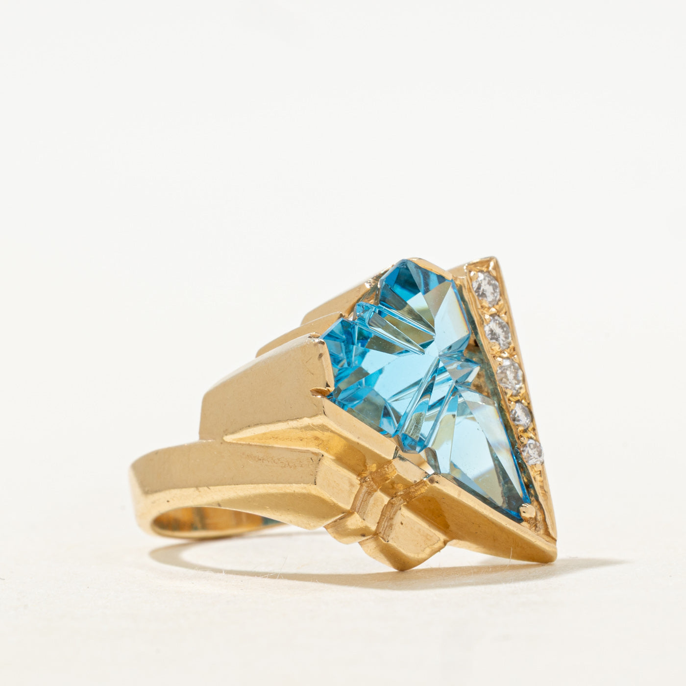 Bague cocktail en topaze bleue et diamants | 6,30 ct, 0,15 ct au total | Taille 7