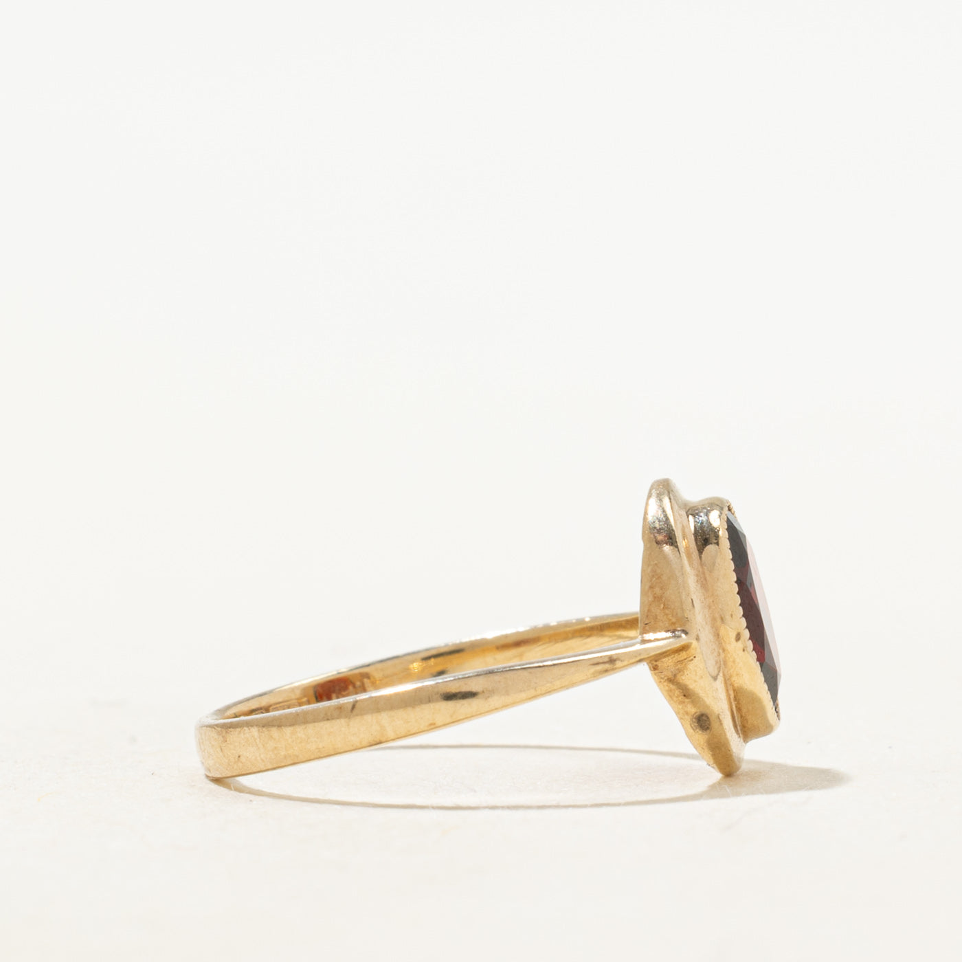 Bague en grenat serti clos Birmingham 1976 | 0,90 ct | Taille 6
