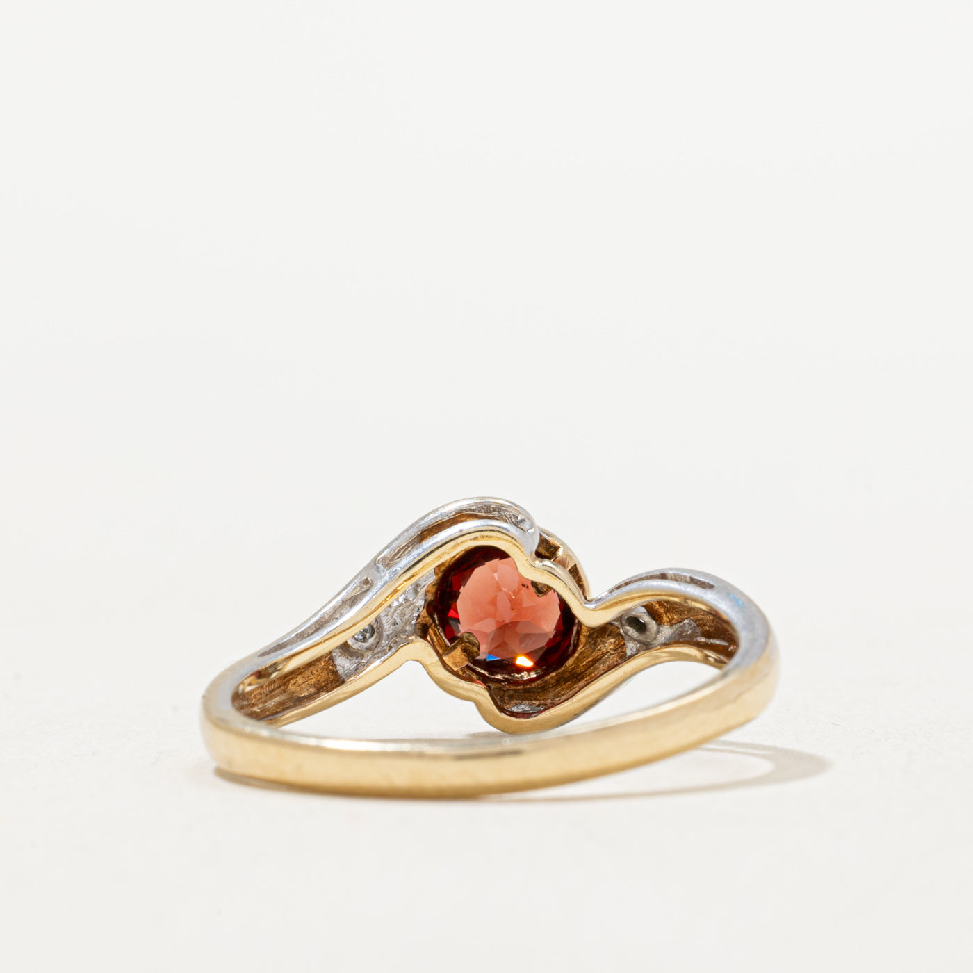 Bague sertie clos de grenats et diamants | 0,50 ct, 0,01 ct au total | Taille 7