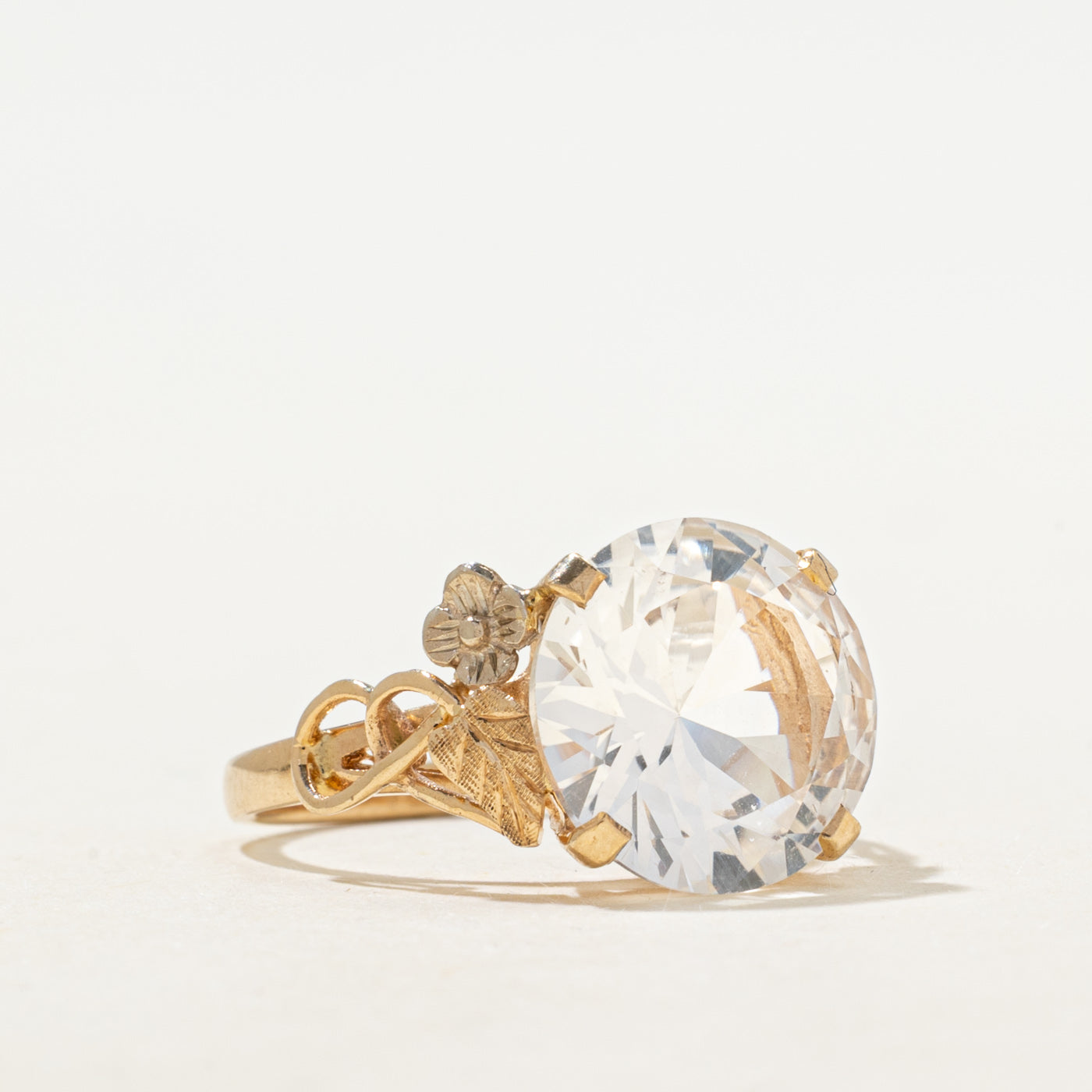 Bague cocktail en saphir blanc synthétique à gravure florale | 5,90 ct | Taille 6