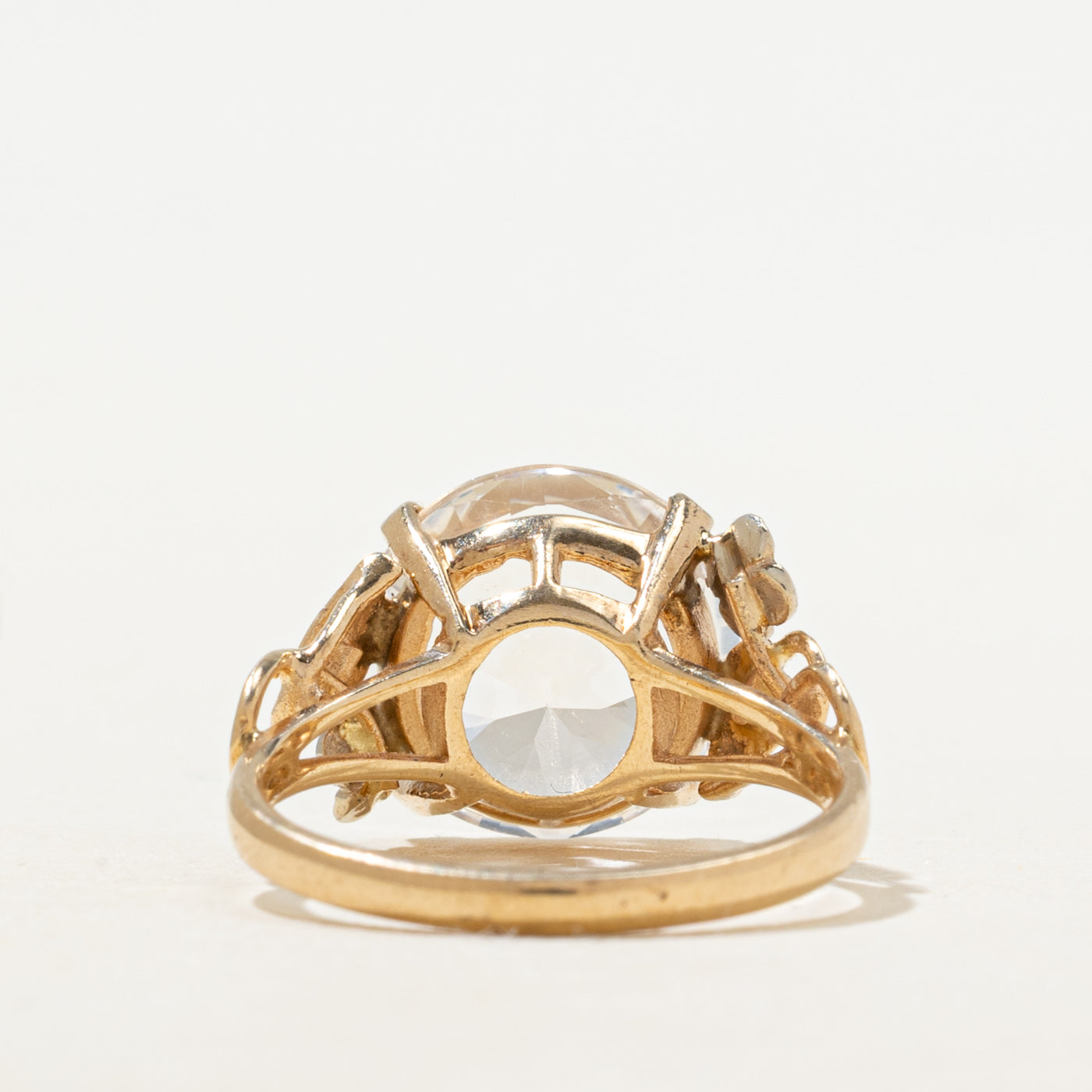 Bague cocktail en saphir blanc synthétique à gravure florale | 5,90 ct | Taille 6