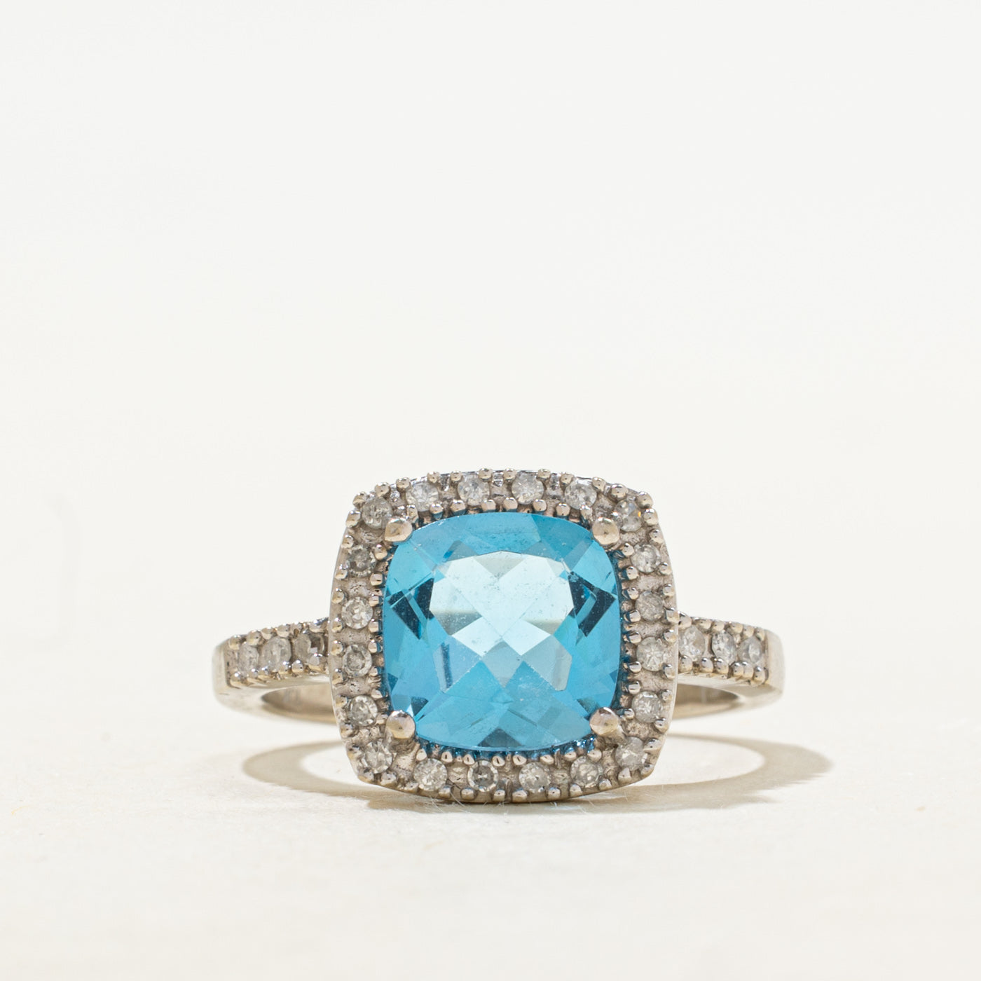 Bague halo en topaze bleue taille coussin et diamants | 1,70 ct, 0,07 ct au total | Taille 5