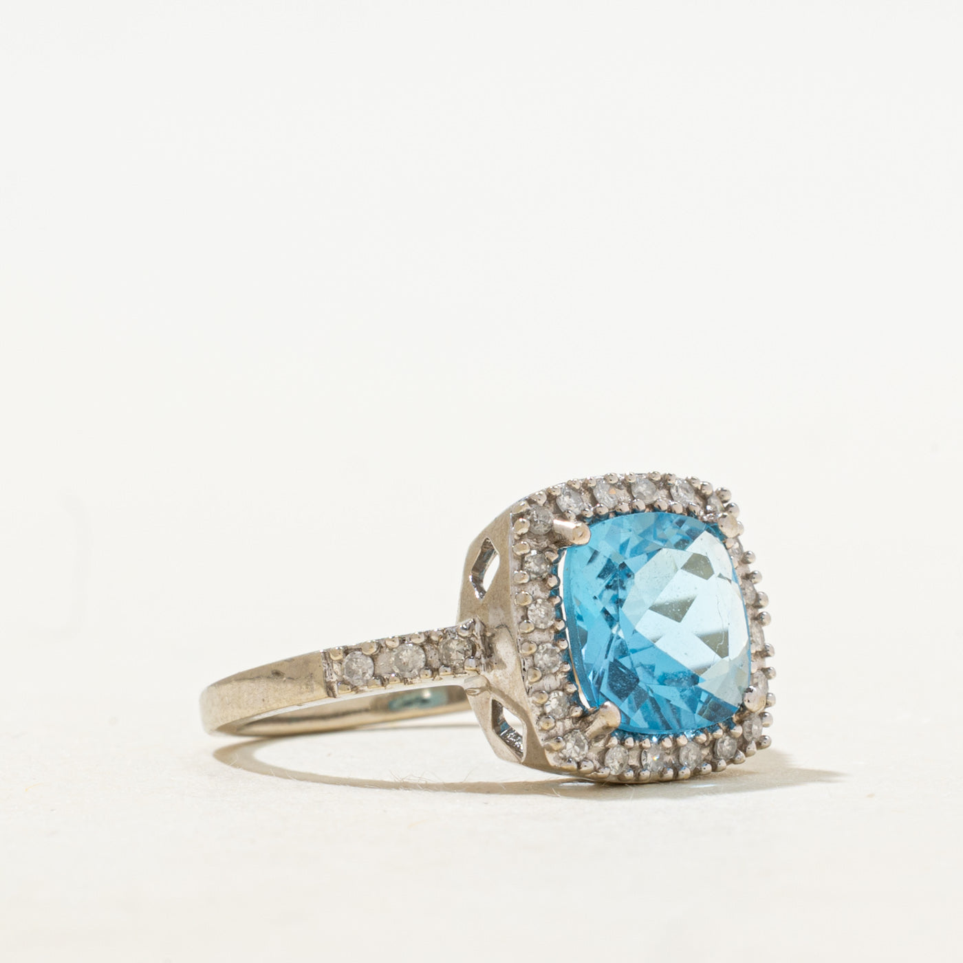 Bague halo en topaze bleue taille coussin et diamants | 1,70 ct, 0,07 ct au total | Taille 5