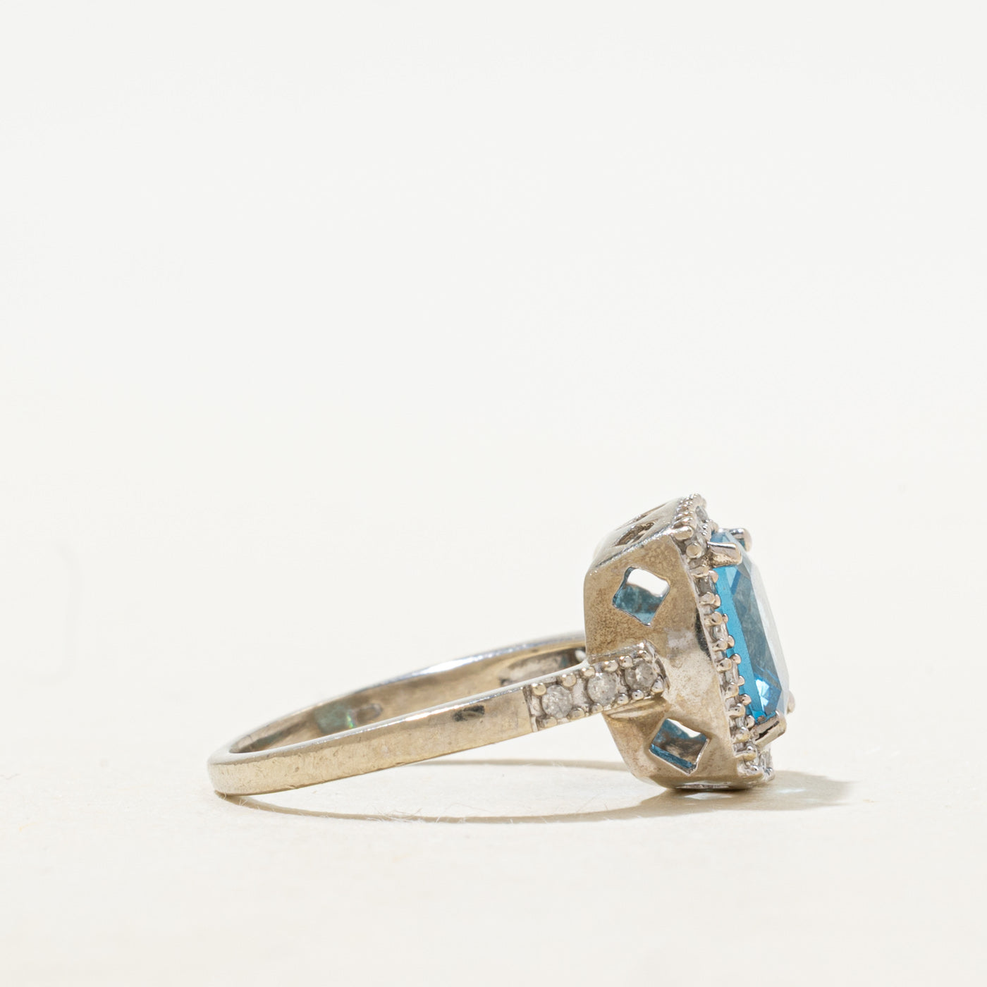 Bague halo en topaze bleue taille coussin et diamants | 1,70 ct, 0,07 ct au total | Taille 5