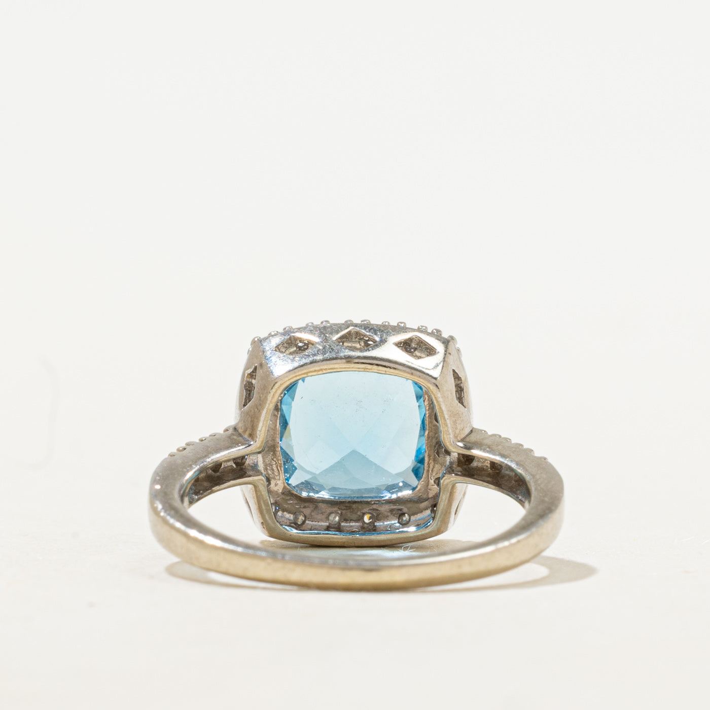 Bague halo en topaze bleue taille coussin et diamants | 1,70 ct, 0,07 ct au total | Taille 5