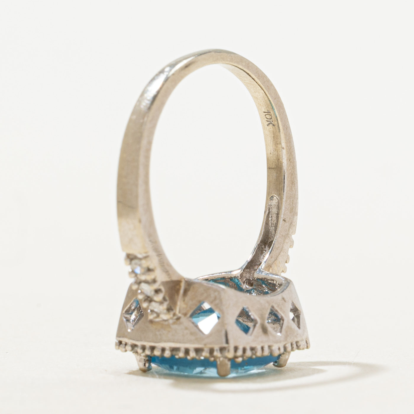 Bague halo en topaze bleue taille coussin et diamants | 1,70 ct, 0,07 ct au total | Taille 5