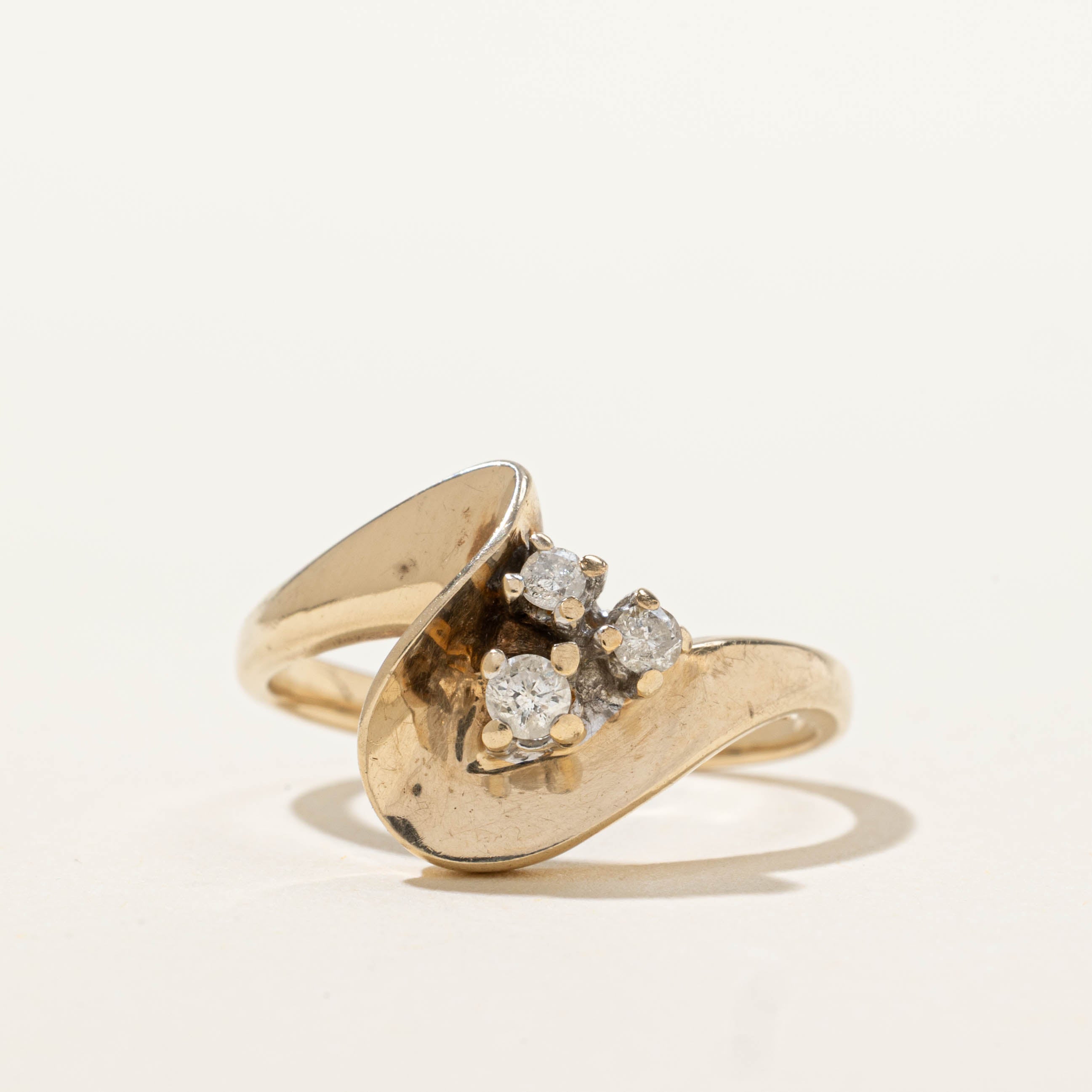 10k Three Stone Diamond Wave Ring | SZ 7.25