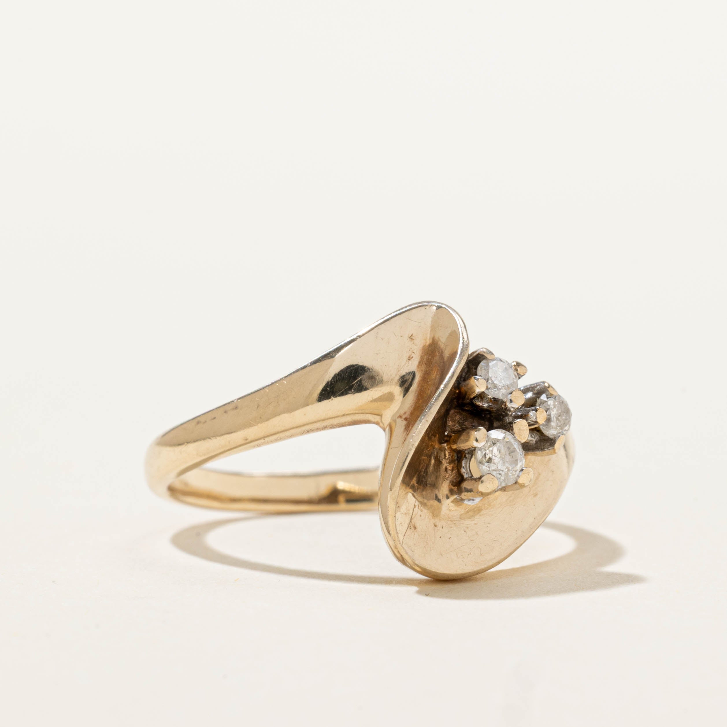10k Three Stone Diamond Wave Ring | SZ 7.25