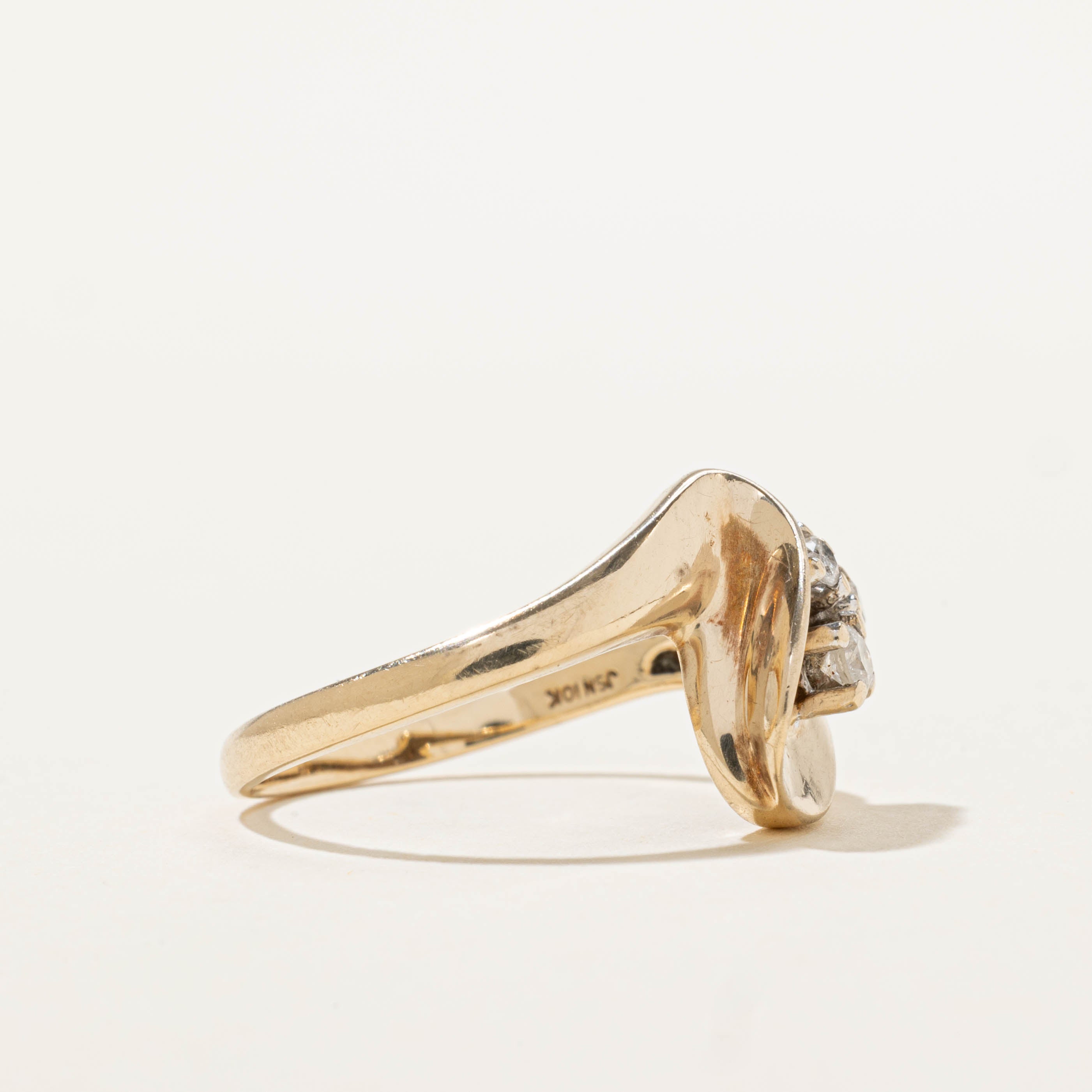 10k Three Stone Diamond Wave Ring | SZ 7.25