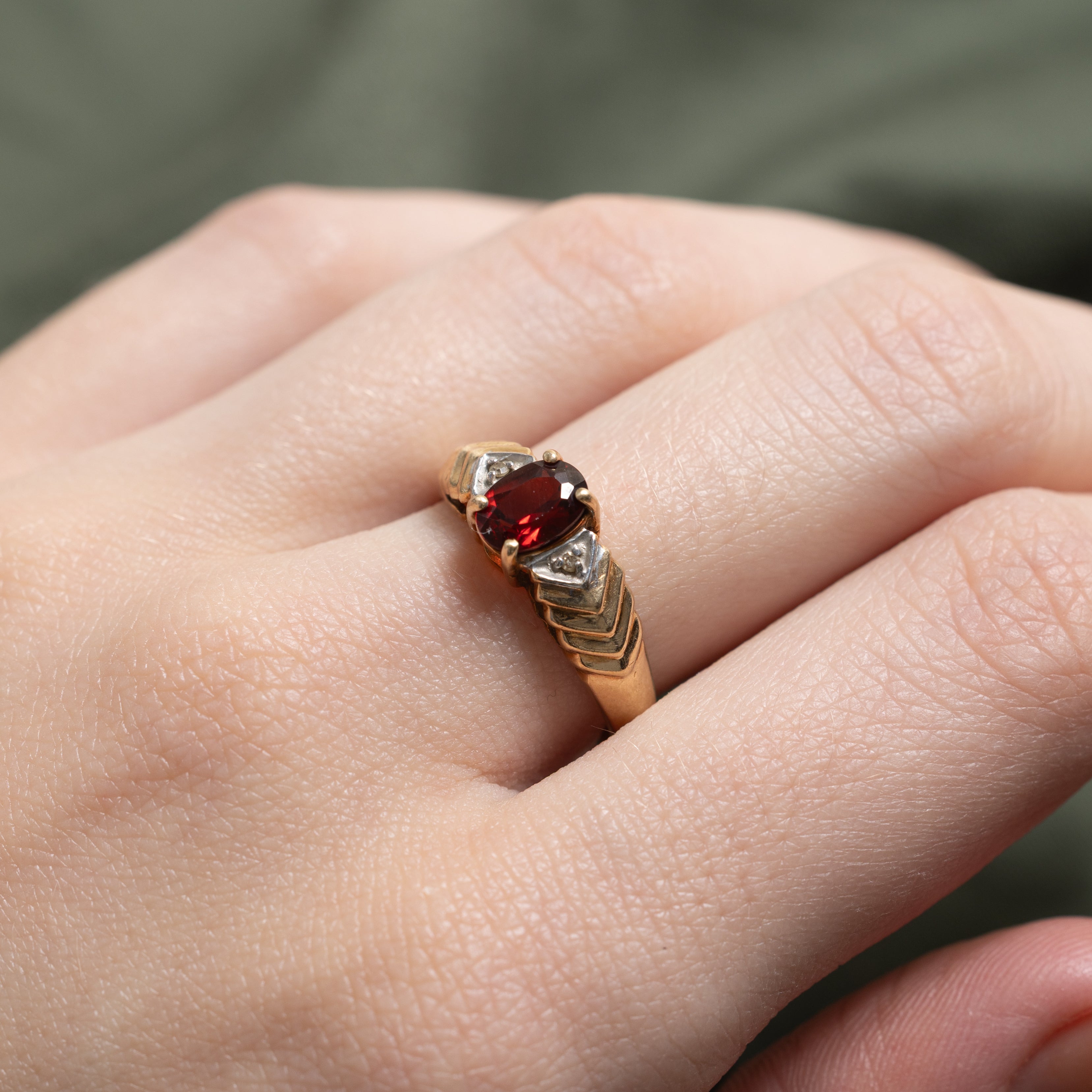 Oval Cut Garnet & Diamond Grooved Ring | 0.006ct | SZ 7