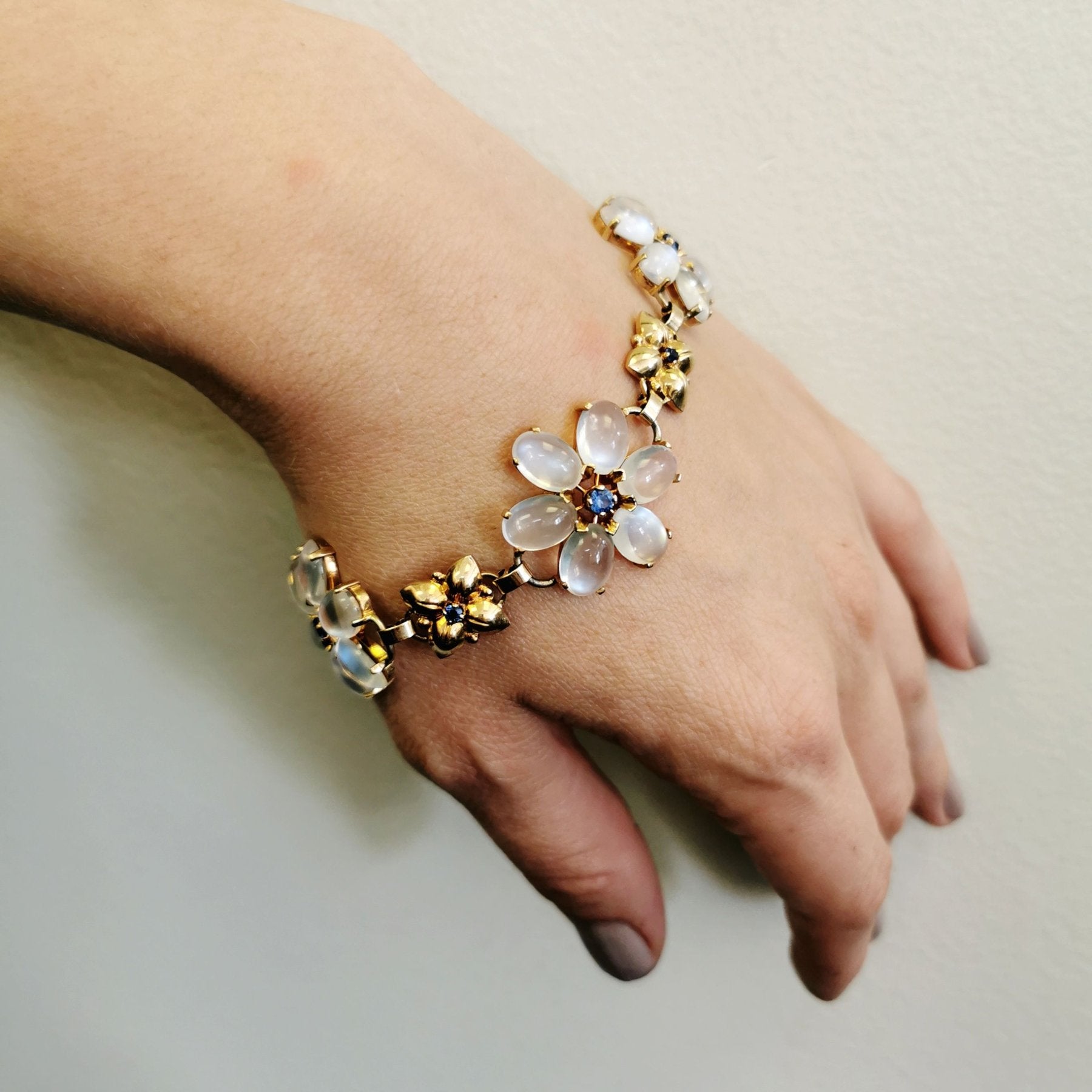 'Wordley, Allsopp, and Bliss' Sapphire & Moonstone Bracelet | 0.65ctw, 31.50ctw | 8