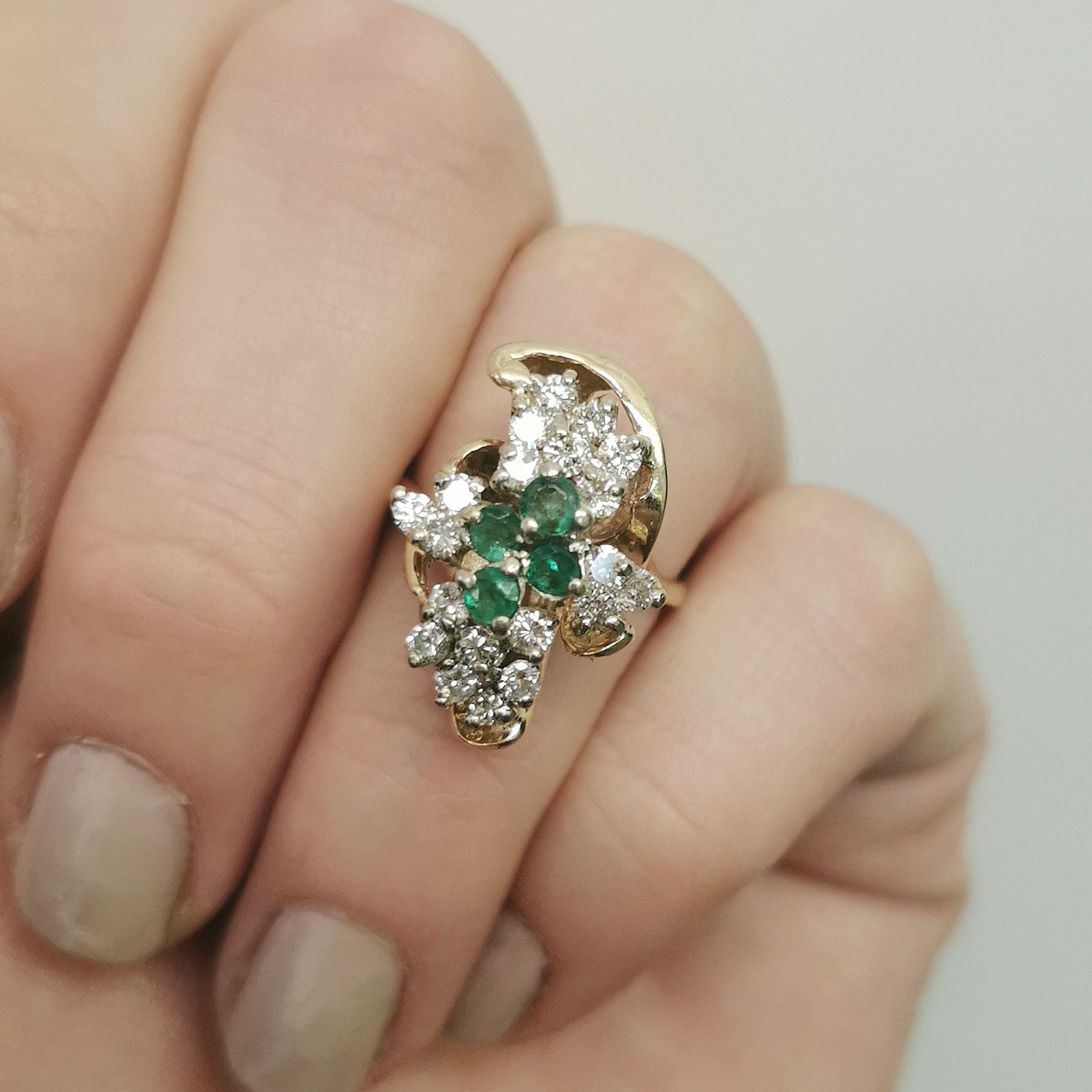 Bague cocktail spirale en diamants et émeraudes | 0,80 ct, 0,40 ct | Taille 6 | 