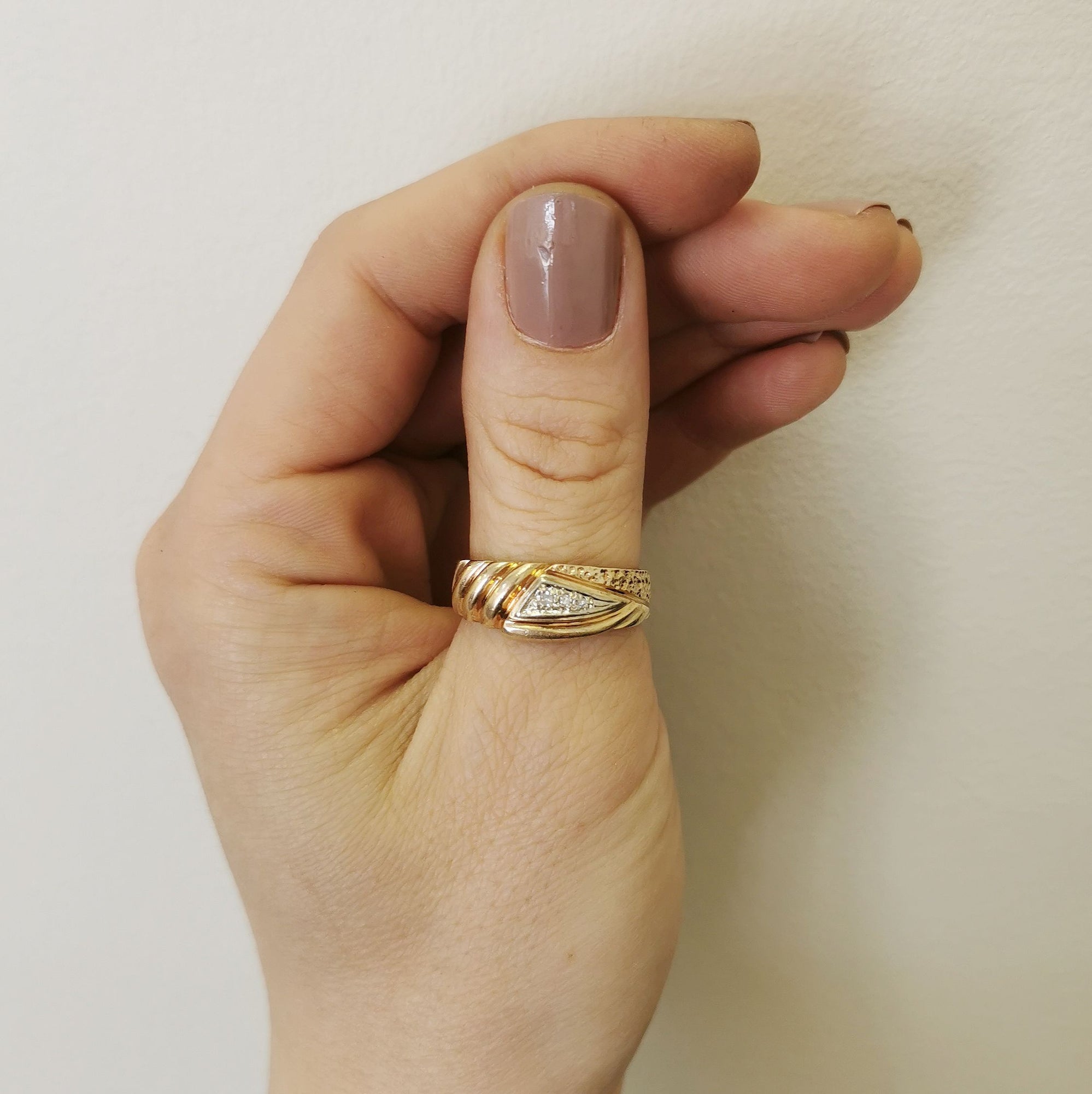 Unique Twisted Diamond Ring | 0.04ctw | SZ 10 |