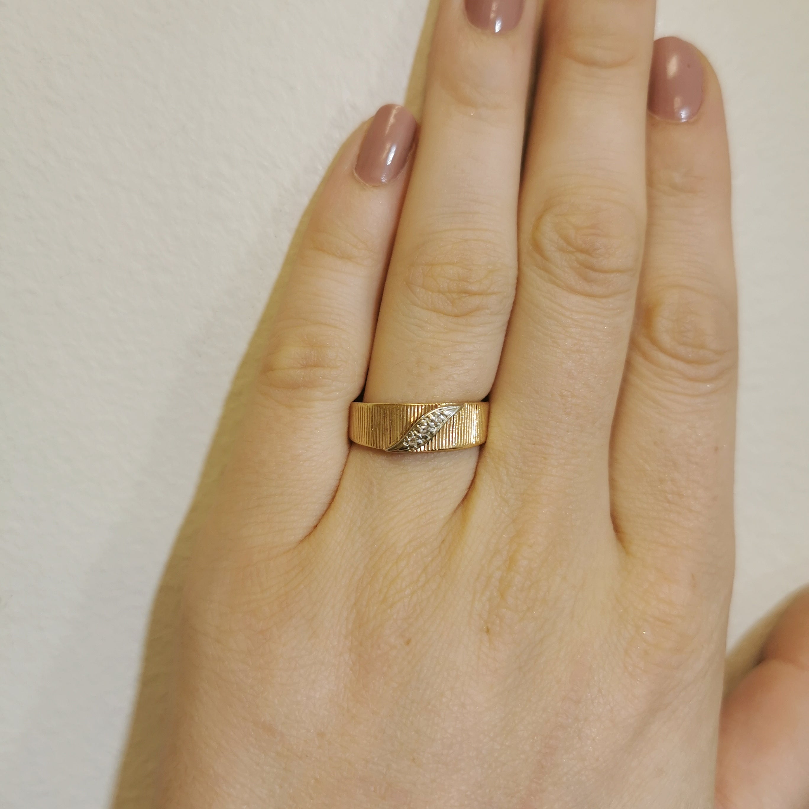 Textured Three Stone Band | 0.04ctw | SZ 7.25 |