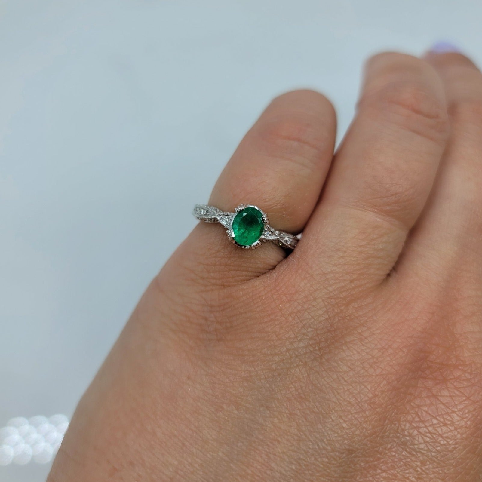Bague de fiançailles en émeraude et diamants sertis millegrain | 0,77 ct, 0,28 ct au total | Taille 6 | 
