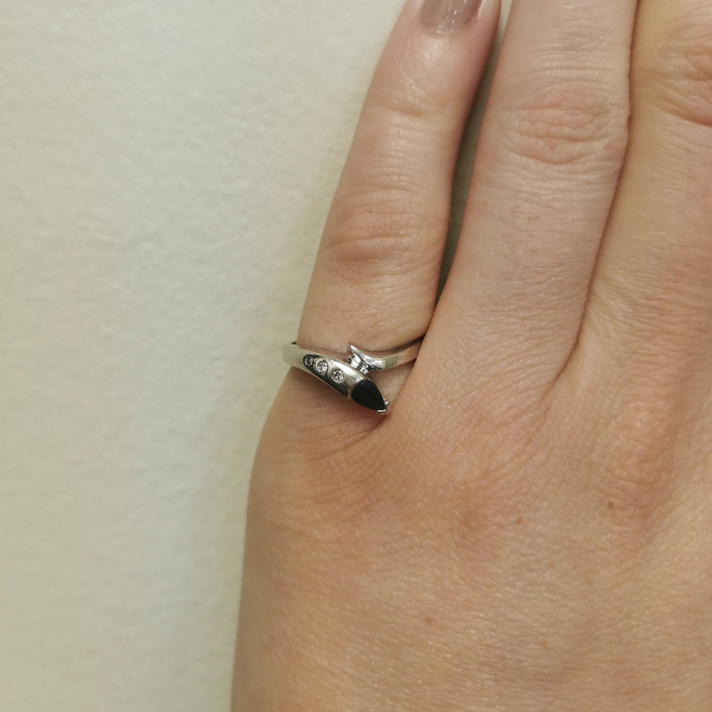 Bague serpent croisée en saphir bleu et diamants | 0,27 ct, 0,09 ct au total | Taille 6 | 