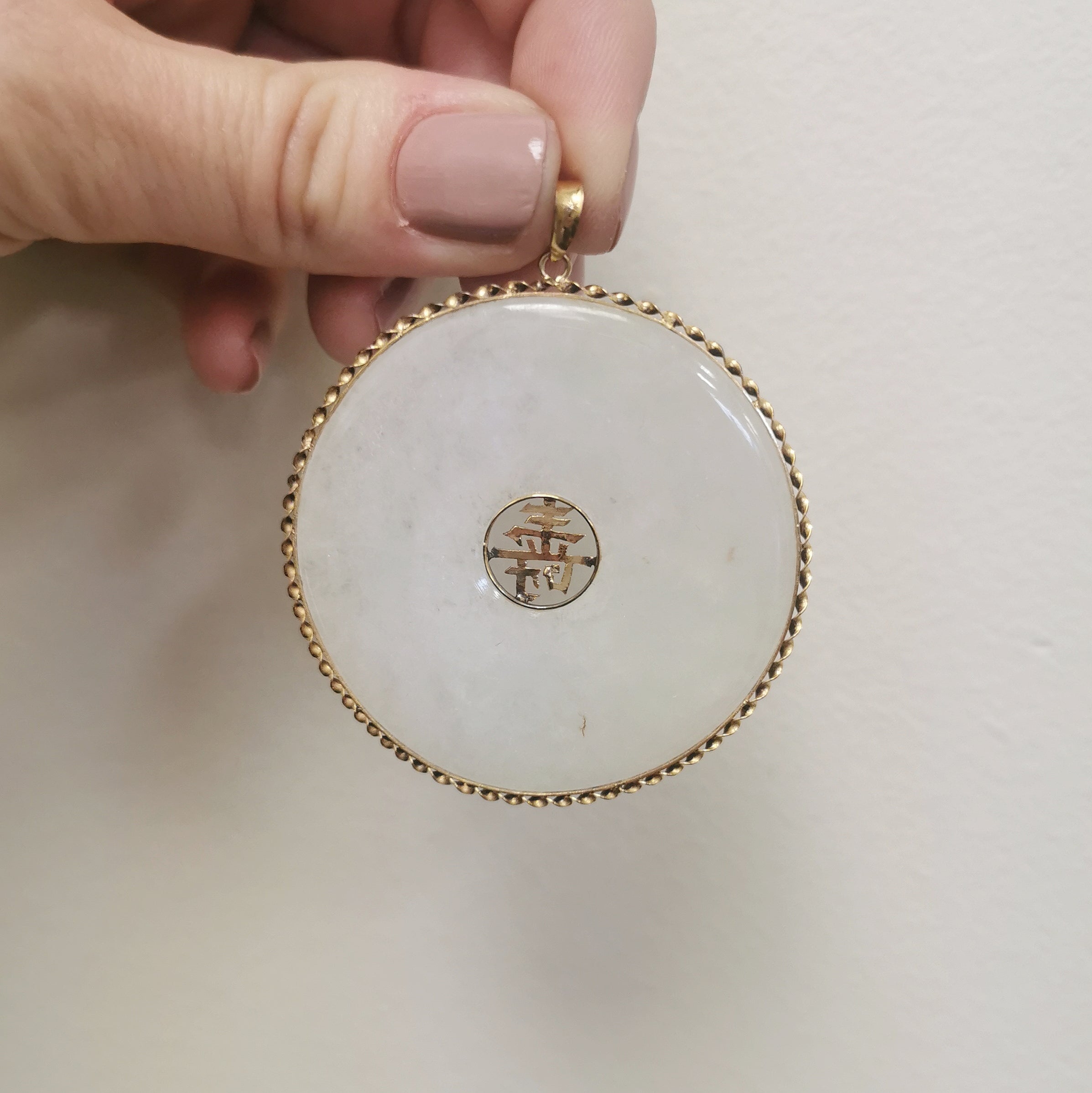Pendentif disque en jadéite | 86,00 ct | 