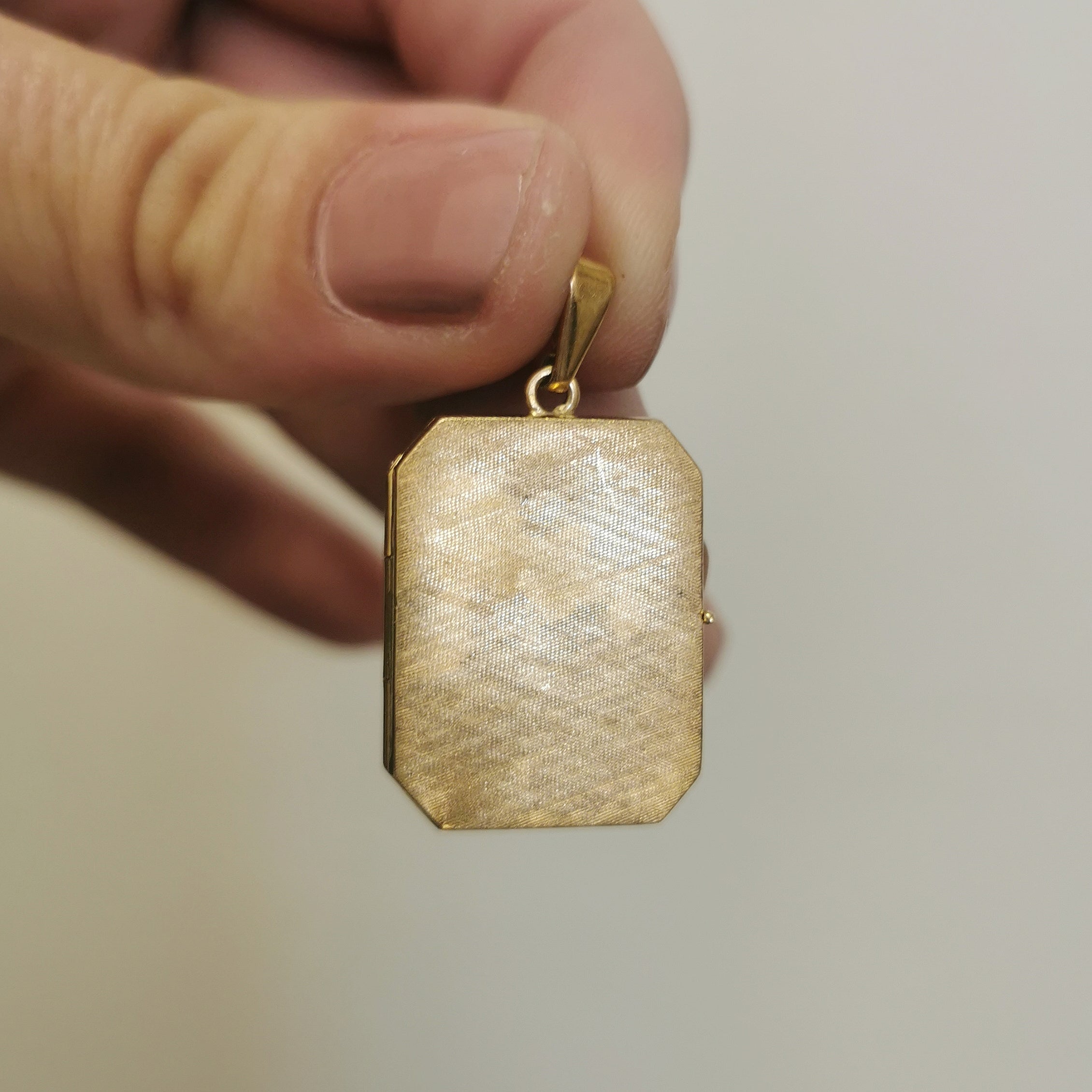 Cavelti' Crosshatched Yellow Gold Locket |