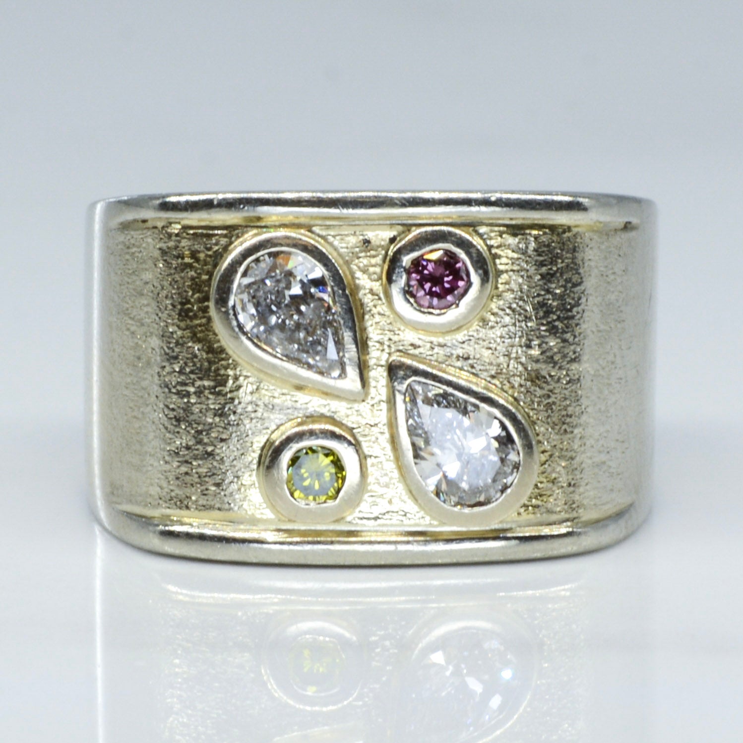 Bague ornée de diamants verts et roses | 0,50 ct, 0,08 ct | Taille 7 | 