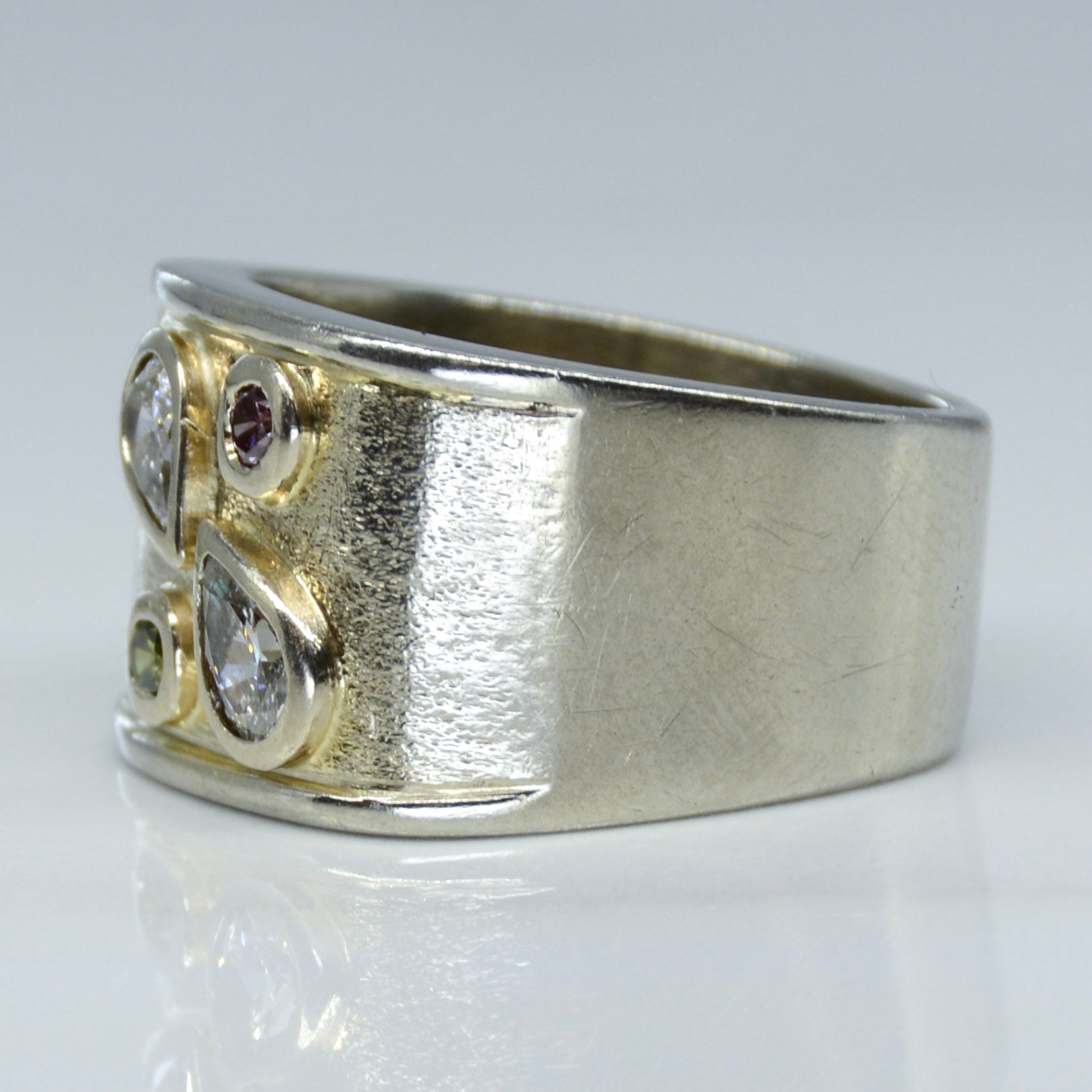 Bague ornée de diamants verts et roses | 0,50 ct, 0,08 ct | Taille 7 | 
