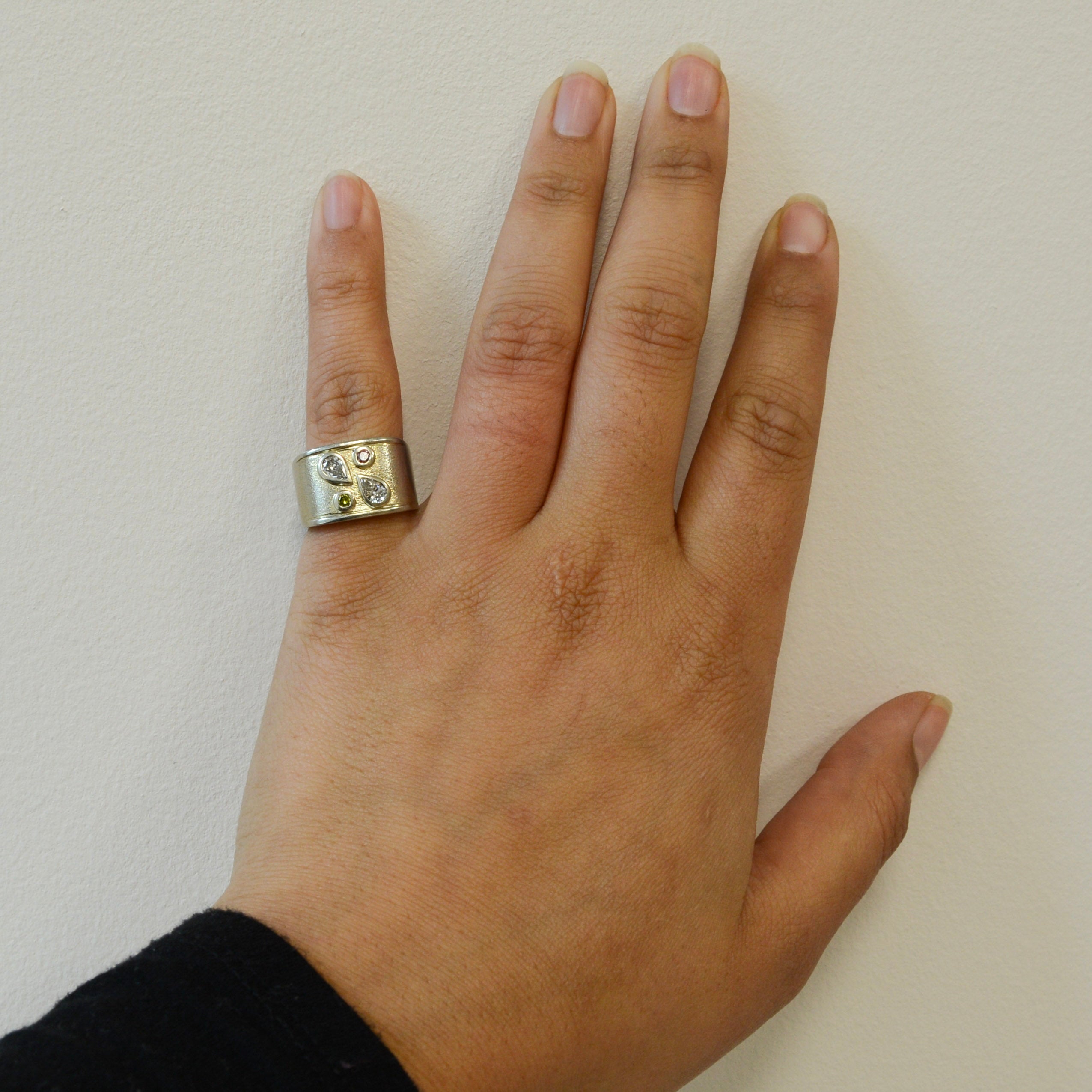 Bague ornée de diamants verts et roses | 0,50 ct, 0,08 ct | Taille 7 | 
