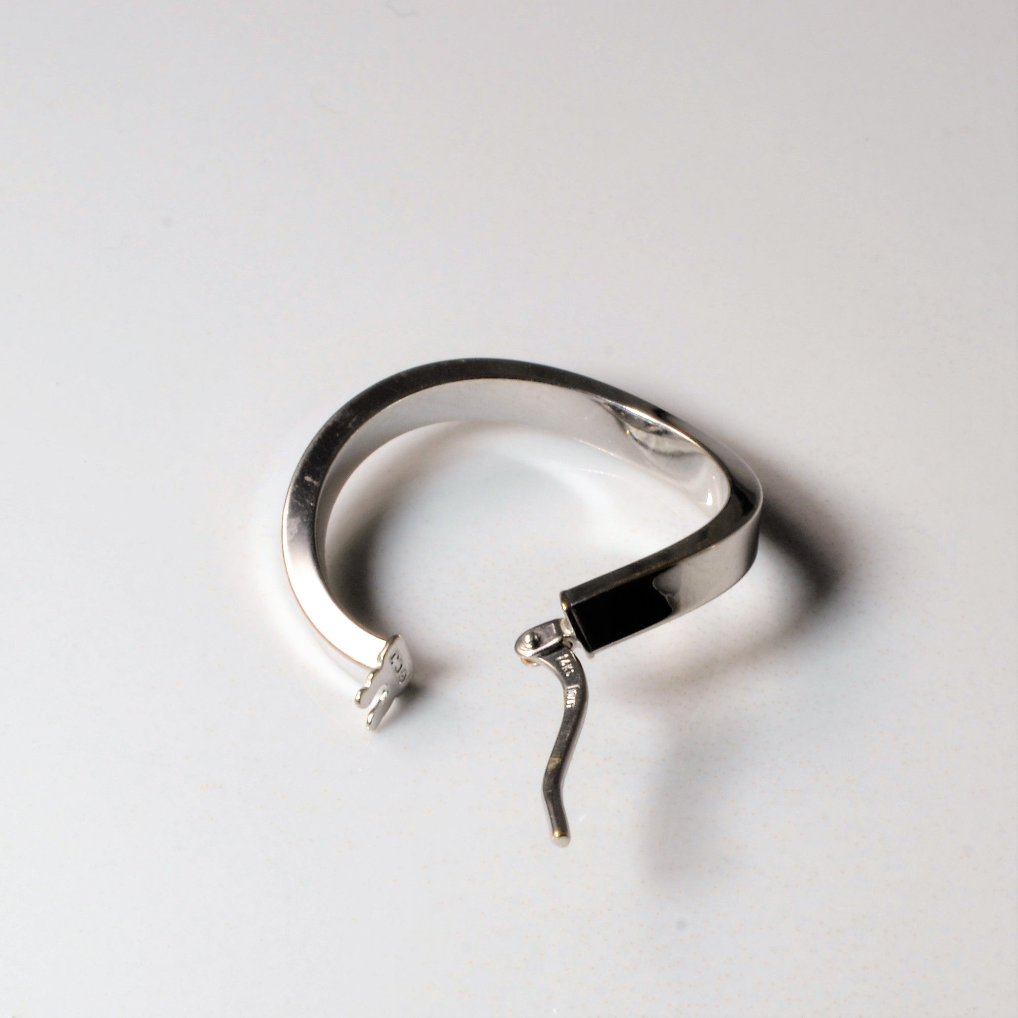 14k White Gold Wavy Hoop Earrings |