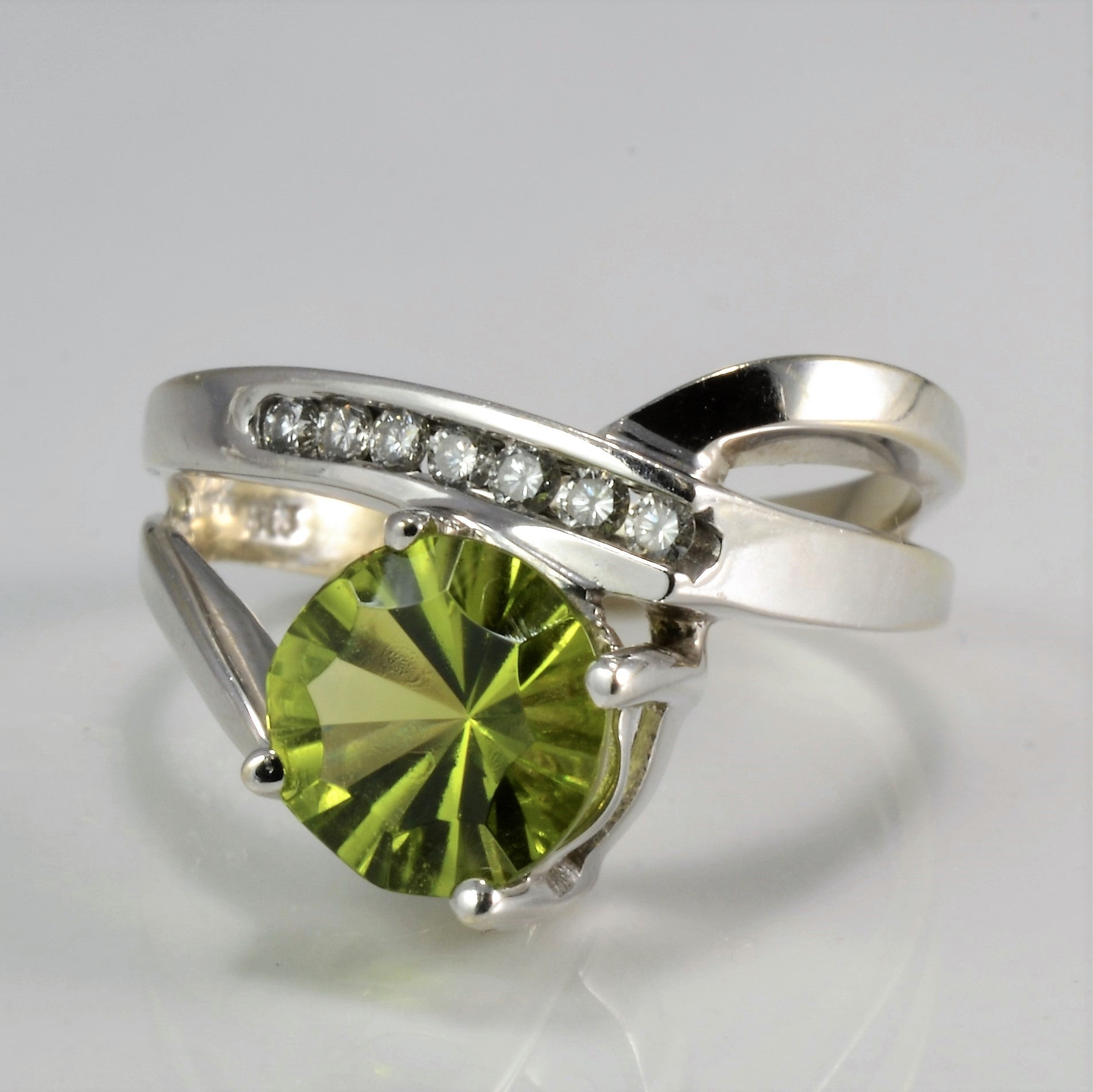Chevron Peridot & Diamond Ladies Ring | 0.10 ctw, SZ 7.75 |