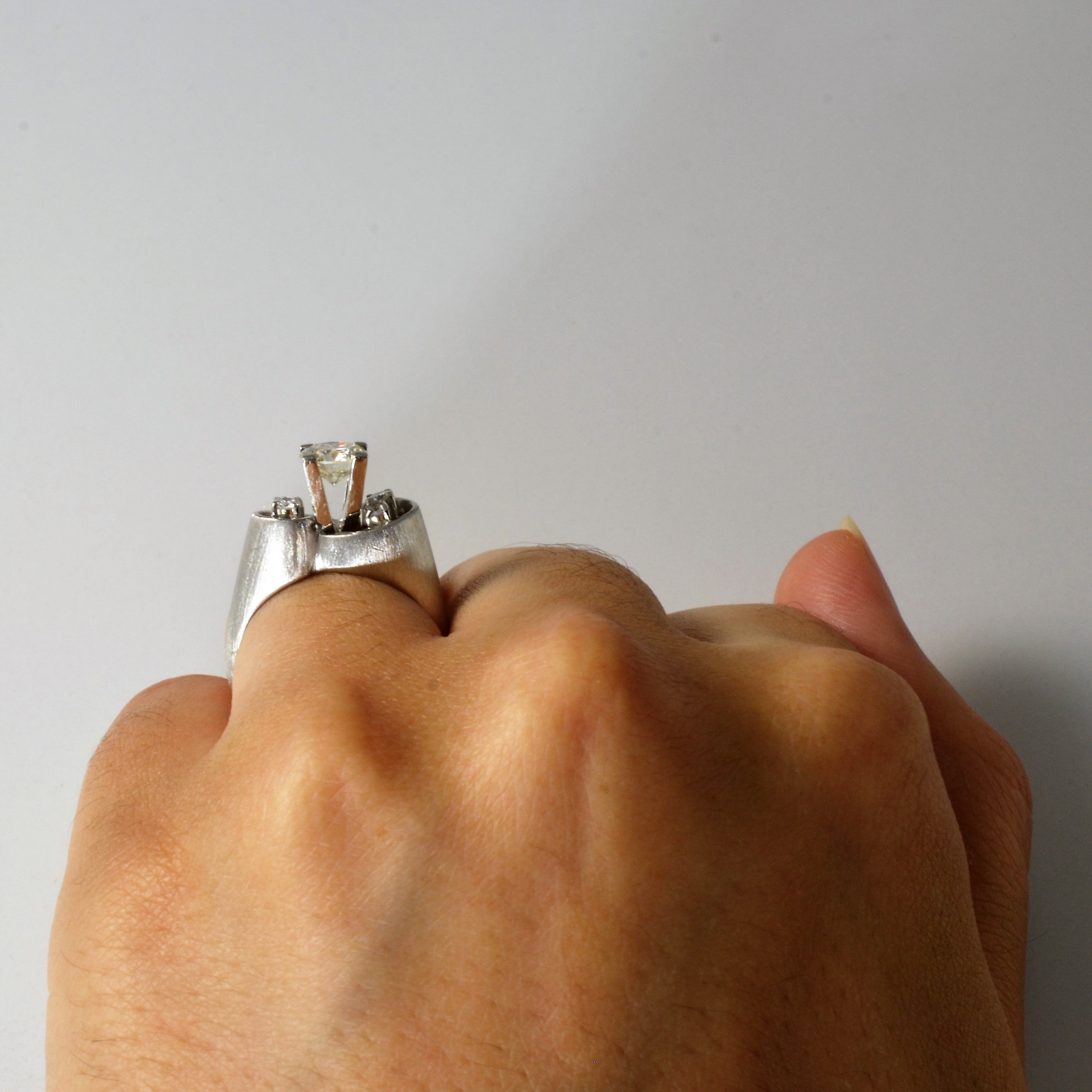 Bague unique sertie de diamants décalés | 0,79 ct | Taille 5,75 | 