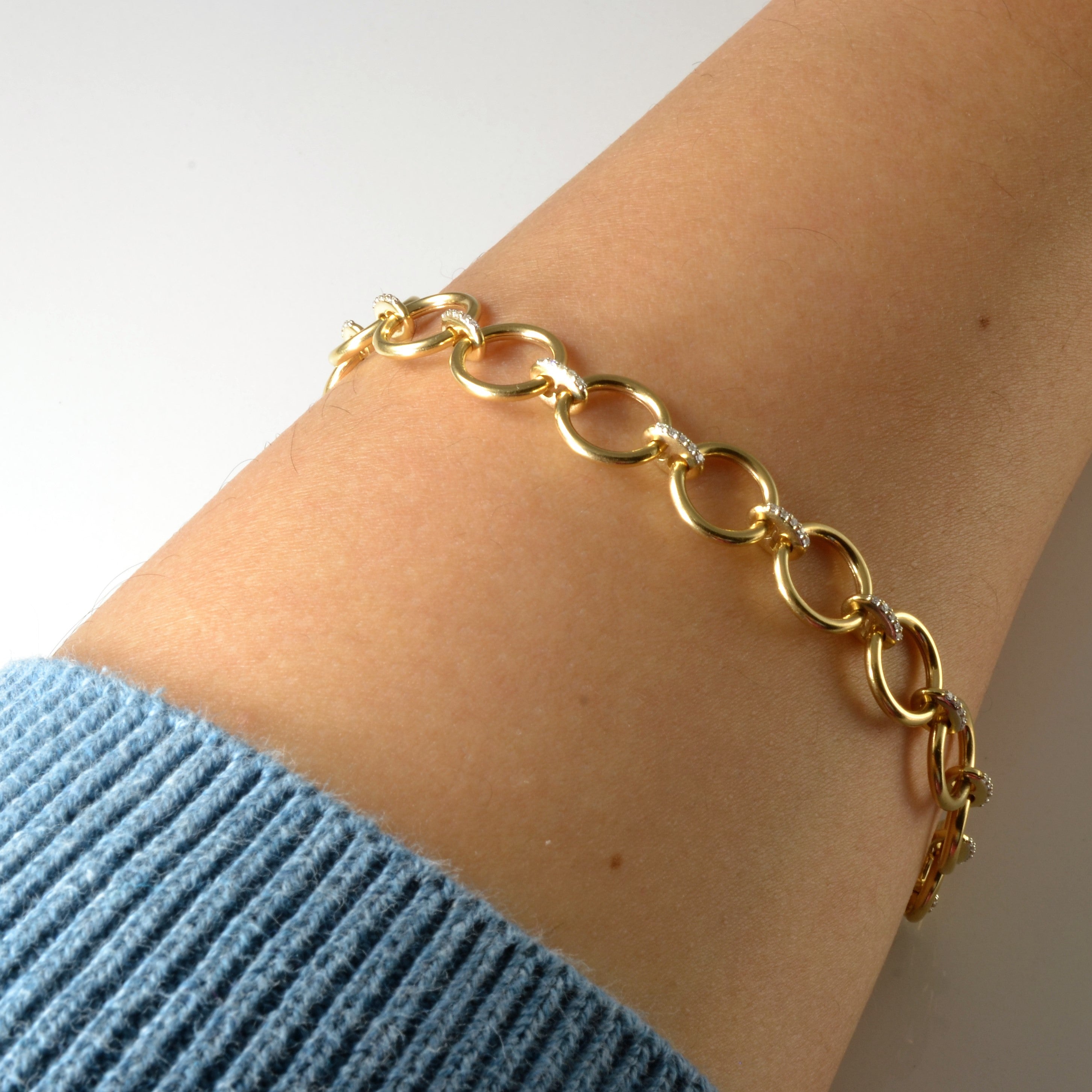 Bracelet rond en or jaune 14 carats serti de diamants | 0,08 ct au total | 16,5 cm | 