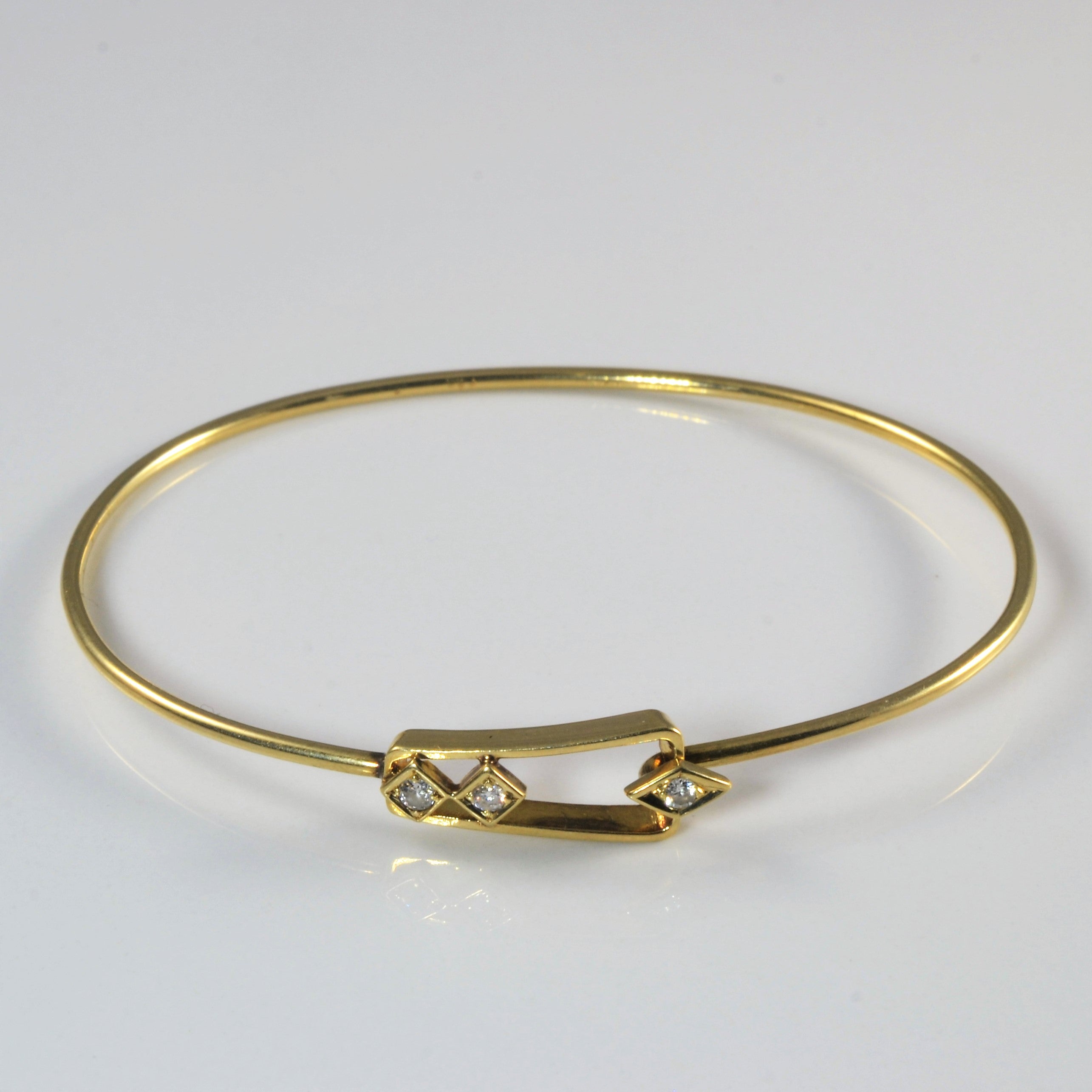 Bracelet jonc à trois diamants | 0,075 ct au total | 15 cm | 