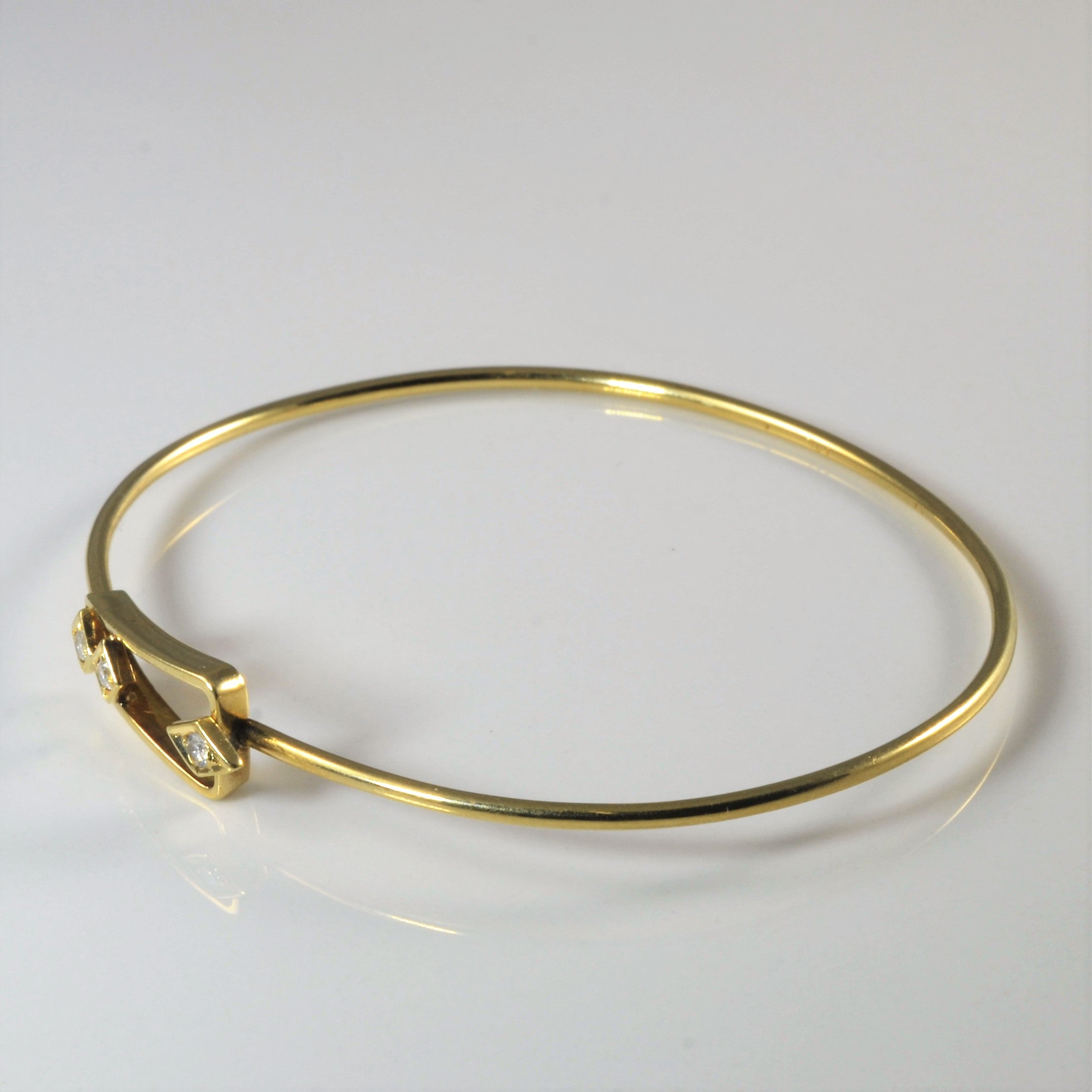 Bracelet jonc à trois diamants | 0,075 ct au total | 15 cm | 